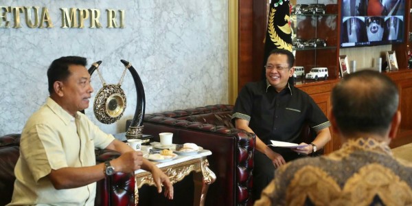 Ketua Umum Periklindo, Moeldoko (kiri) saat bertemu dengan ketua DPR RI yang juga ketua IMI Bambang Soesatyo.
