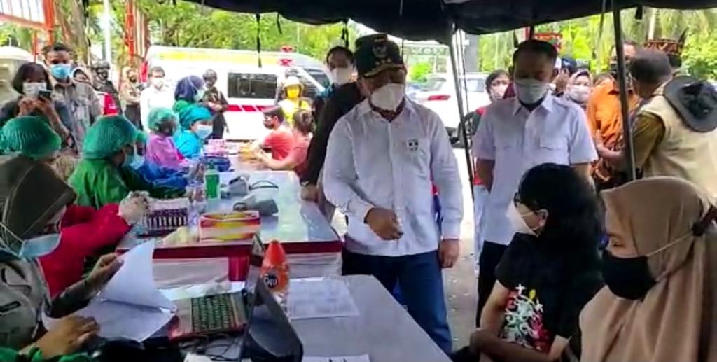 Gubernur Kalteng Sugianto Sabran saat meninjau pelaksanaan vaksin di Palangka Raya,  Selasa (1/6)