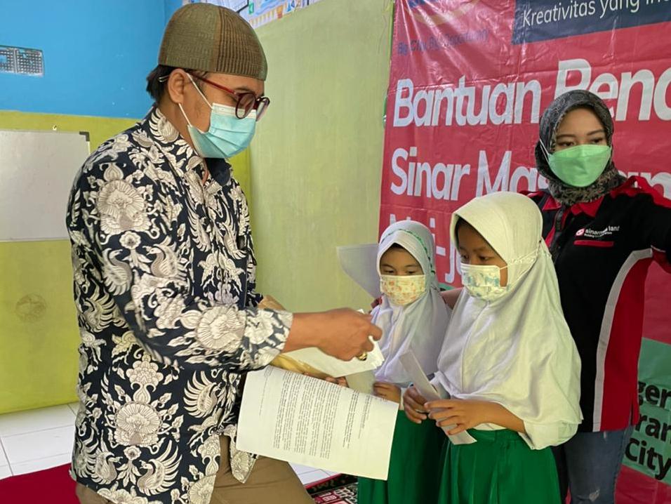 Sinar Mas Land diwakili Tim CSR PT BSD secara simbolis menyerahkan bantuan pendidikan kepada ratusan siswa dan pendidik, Rabu (16/6).