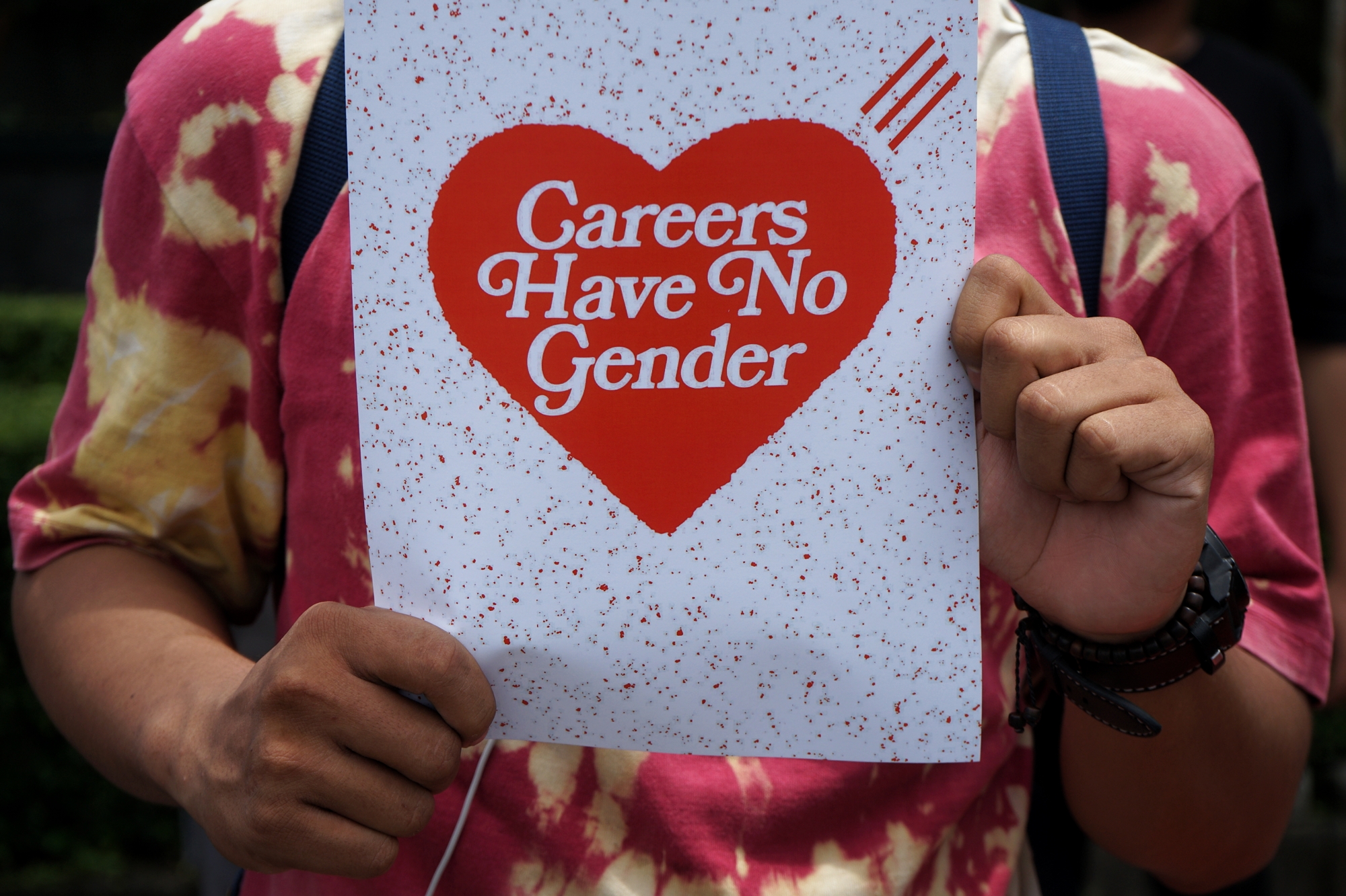 Aktivis melakukan aksi damai memperingati Hari Perempuan Internasional di Bundaran UGM, Sleman, D.I Yogyakarta, Senin (8/3/2021).