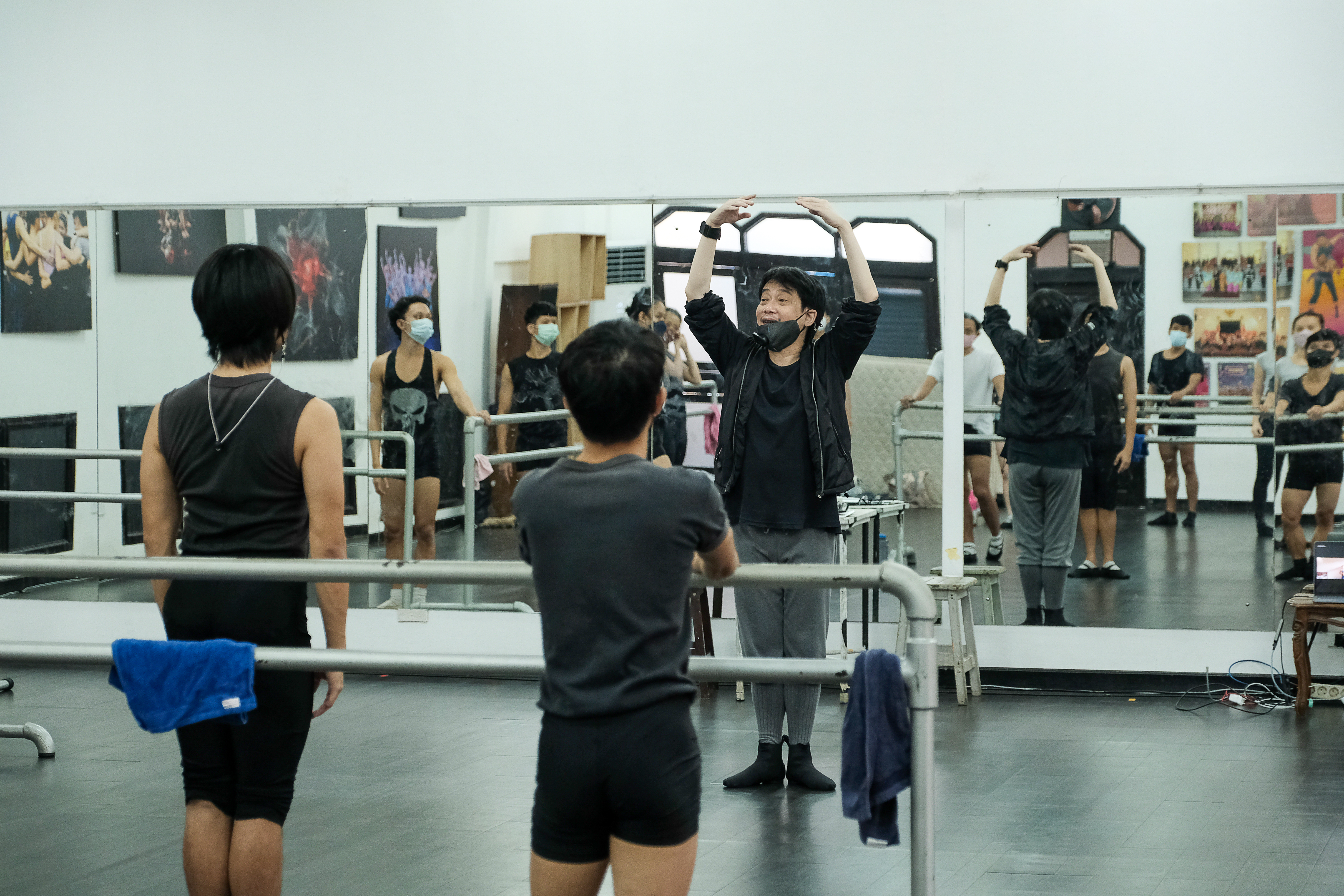 Rusdy Rukmarata saat memberikan pengarahan kepada murid-muridnya di studio tari EKI Dance Company 