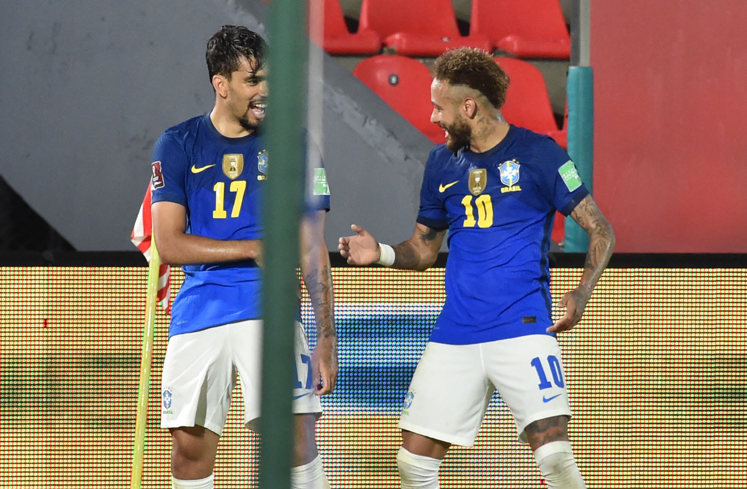 Pemain Brasil Lucas Paqueta (kiri) dan Neymar melakukan selebrasi usai mencetak gol ke gawang Paraguay di laga kualifikasi Piala Dunia.