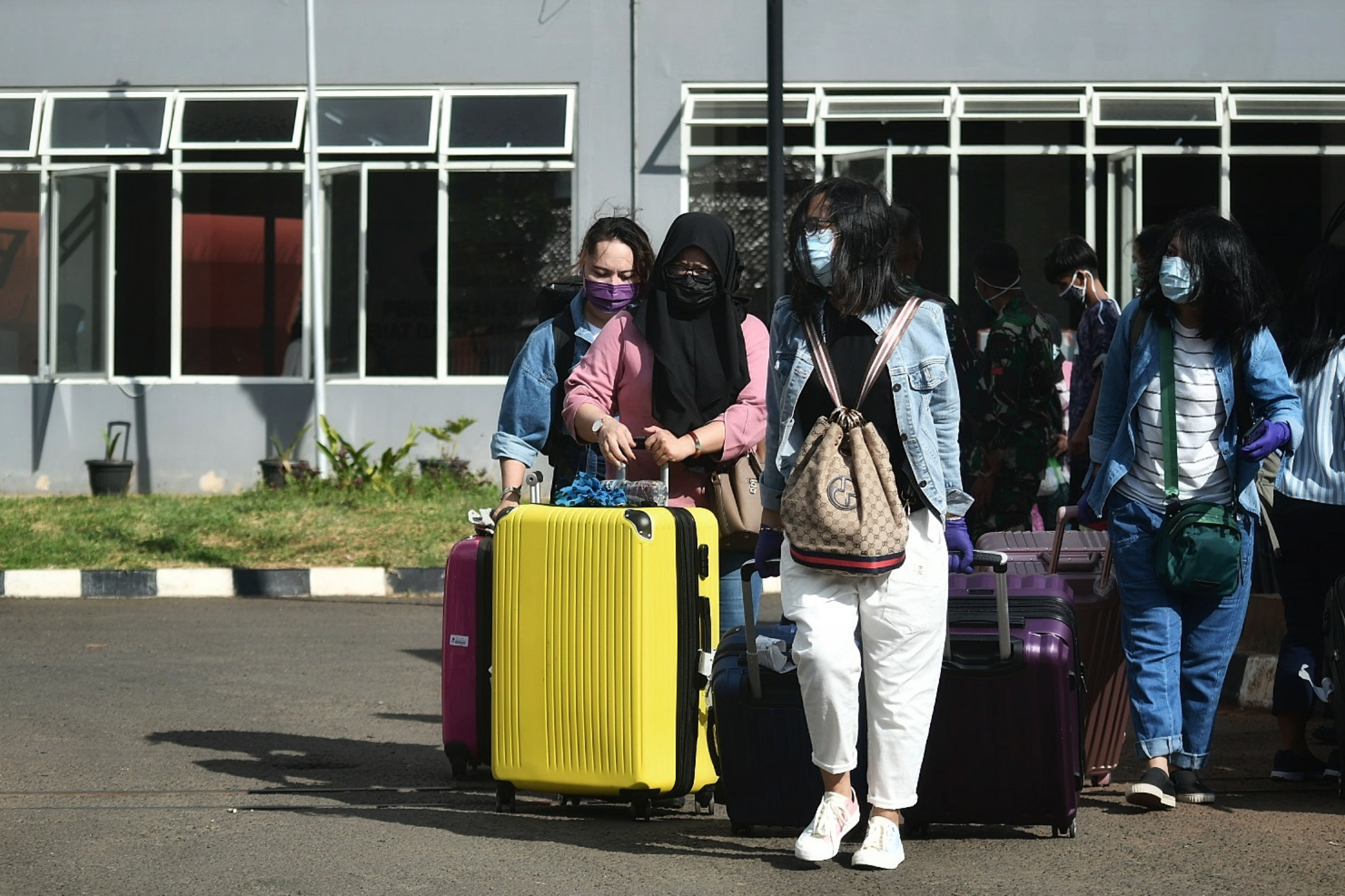 Sejumlah pekerja migran Indonesia (PMI) meninggalkan ruangan usai menjalani isolasi di RSDC Wisma Atlet Kemayoran, Jakarta, Selasa (16/6).