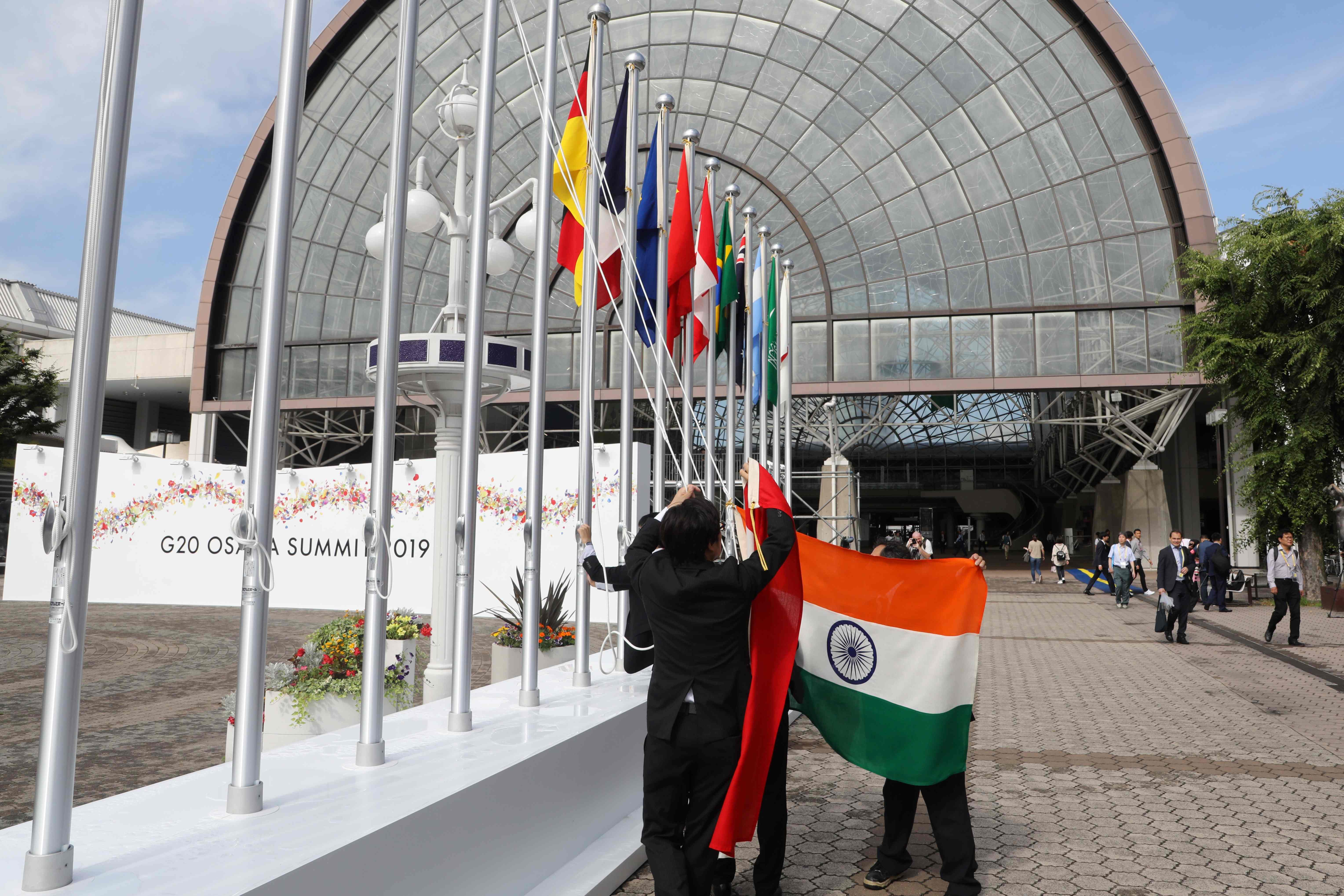 Bendera nasional sejumlah negara anggota G20 yang terpasang di area KTT.