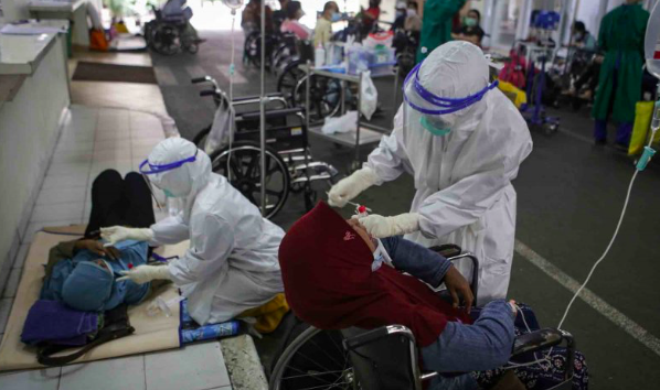 Petugas medis melakukan tes usap PCR terhadap pasien COVID-19 di selasar Ruang IGD RSUD Cengkareng, Jakarta, Rabu (23/6/2021). 