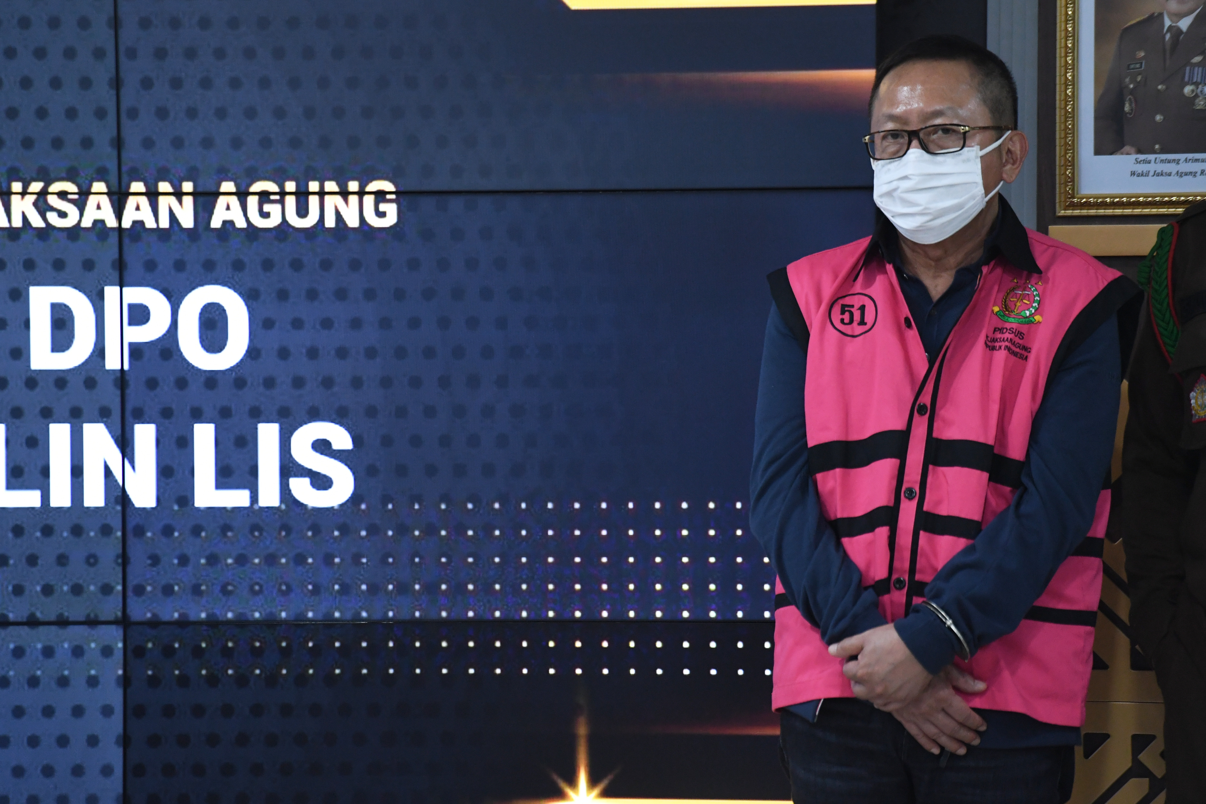 Terpidana kasus pembalakan liar Adelin Lis dihadirkan saat konferensi pers terkait pemulangannya di Kejaksaan Agung, Jakarta, Sabtu (19/6).