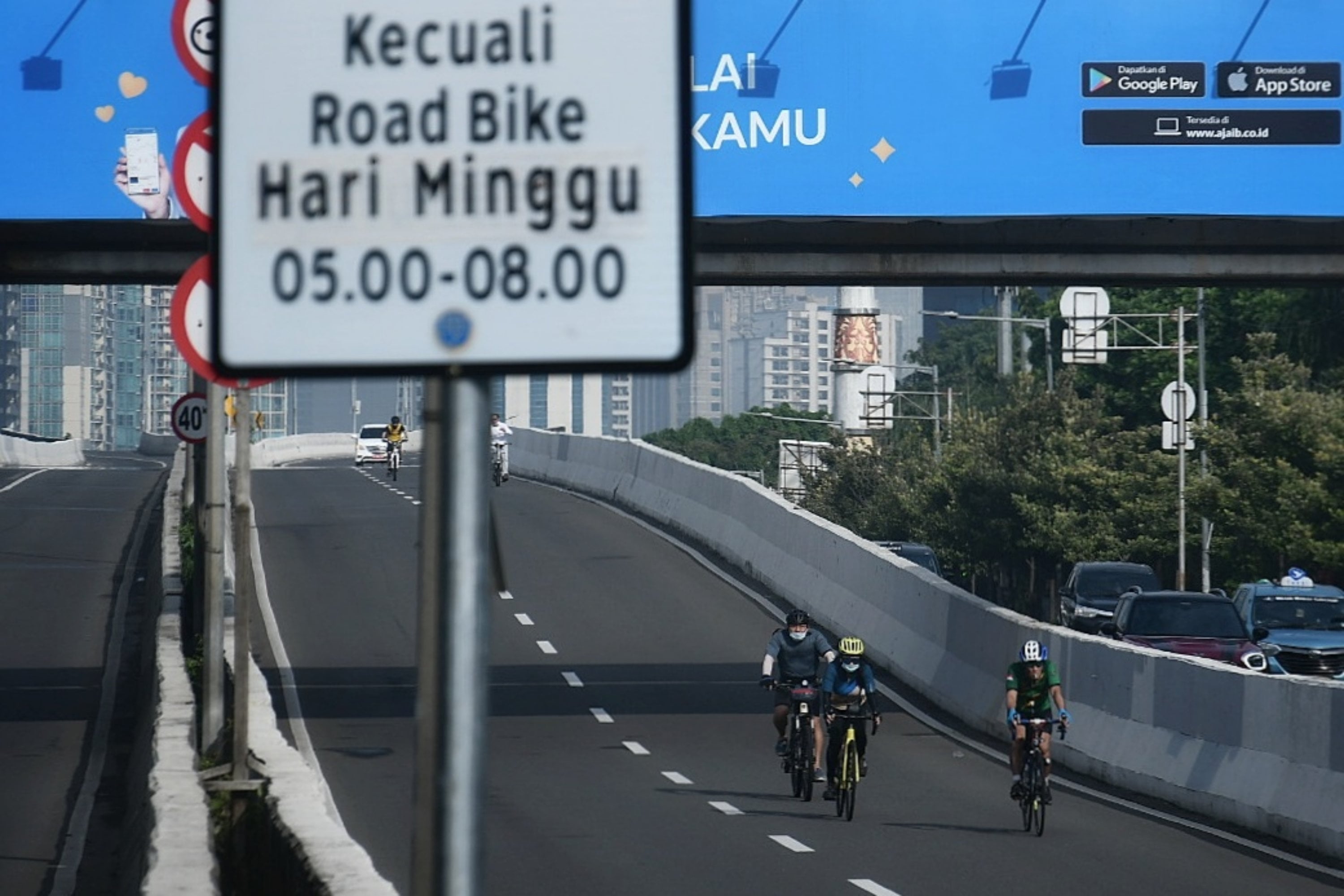 Pesepeda melintas di Jalan Layang Non Tol