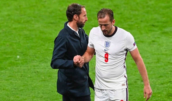 Pelatih tim nasional Inggris Gareth Southgate (kiri) menyambut kapten Harry Kane (kanan).