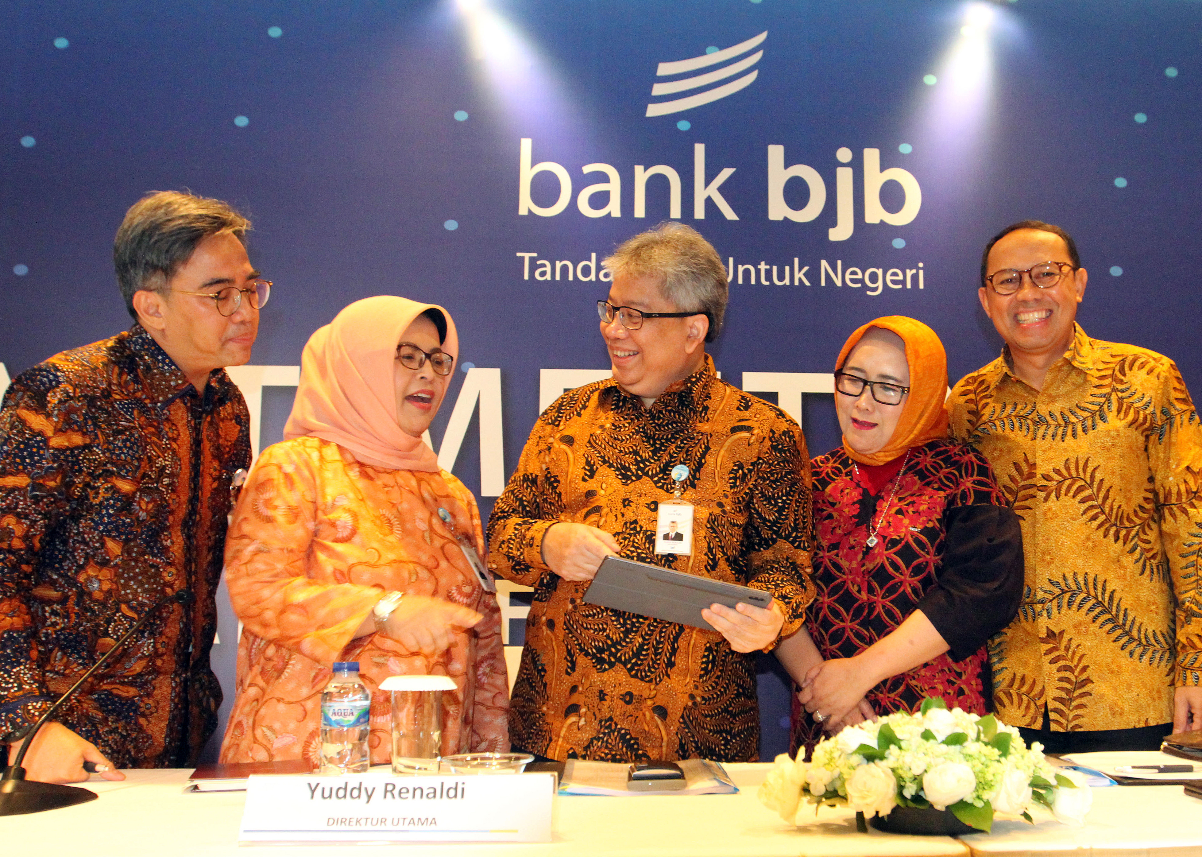 Direktur Utama Bank BJB Yuddy Renaldi (tengah) bersama Direksi BJB lainnya