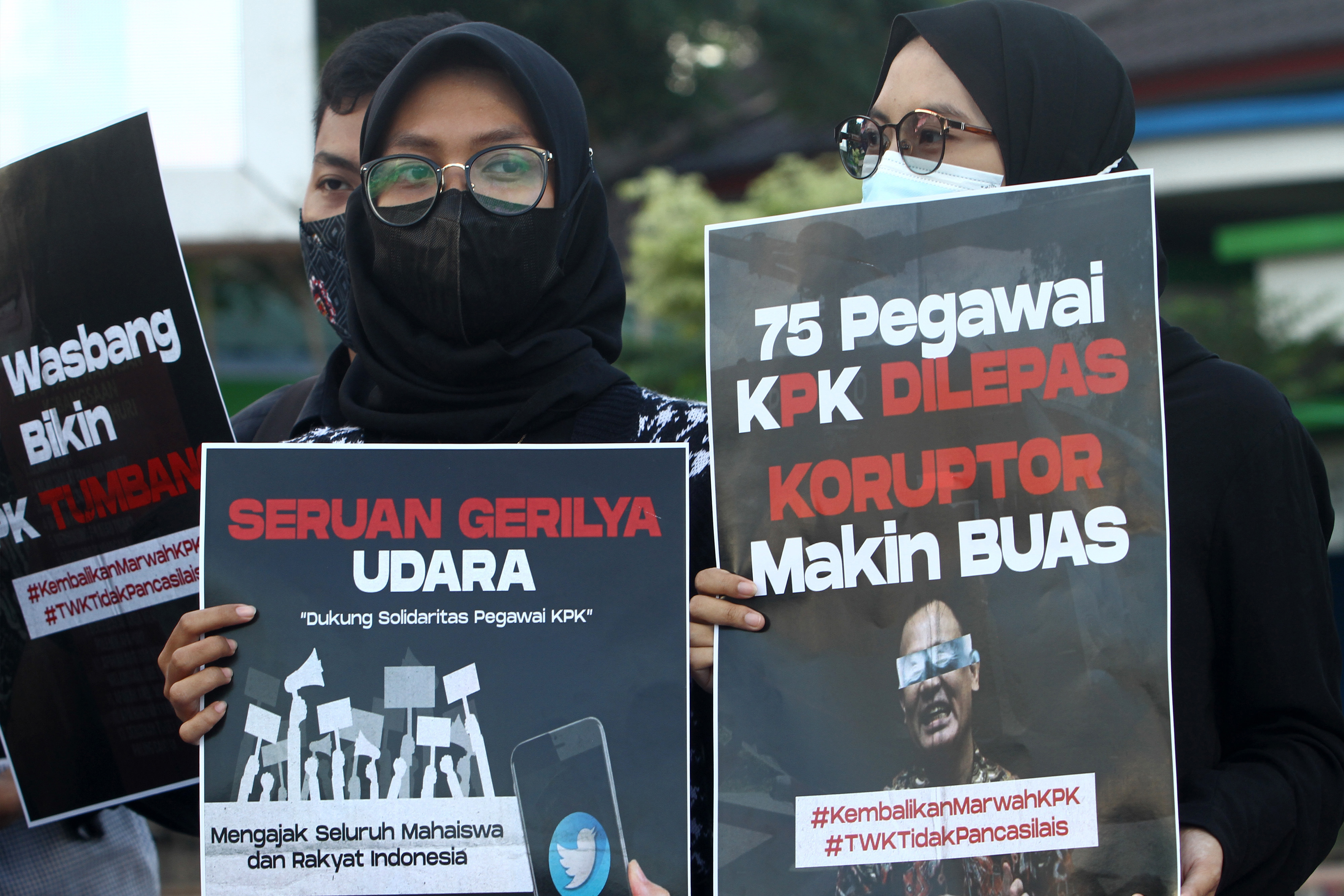 ktivis Gerakan Rakyat Antikorupsi (Gertak) Kalimantan Barat menolak segala bentuk pelemahan KPK