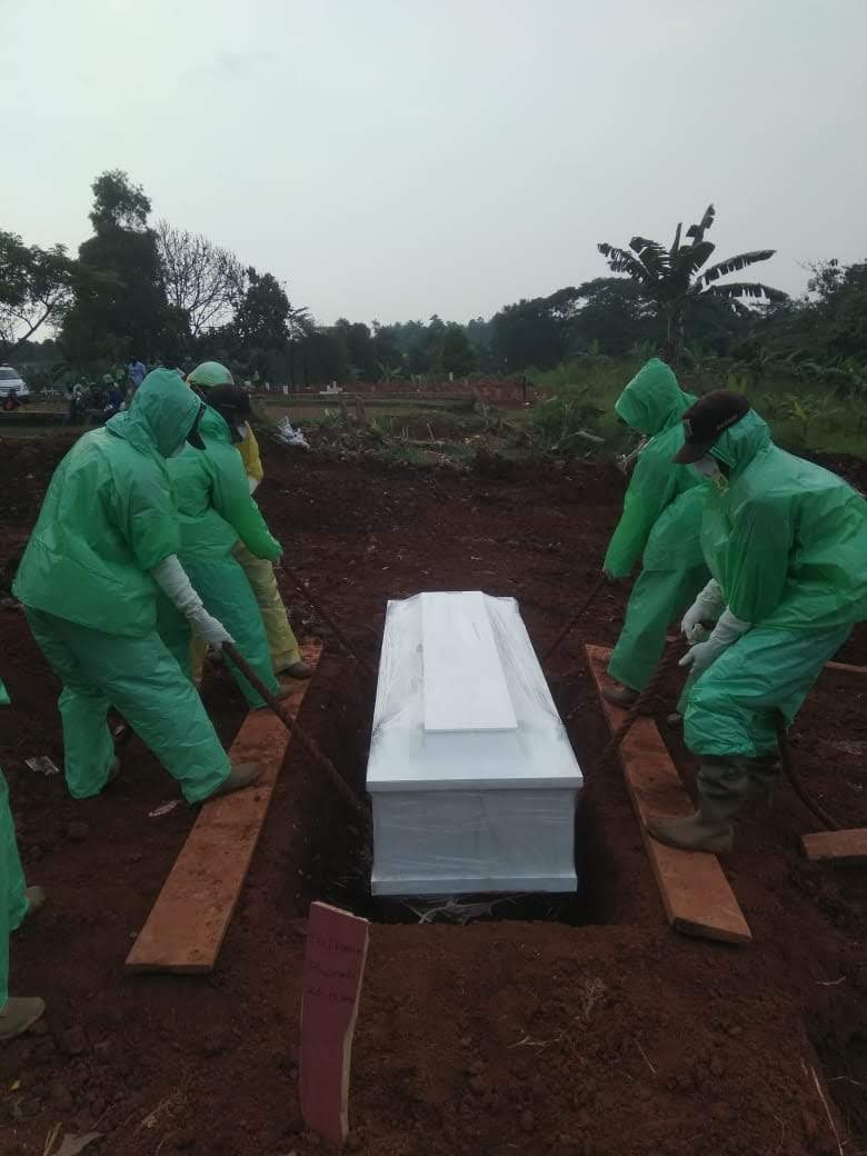 Pemakaman jenazah akibat covid-19.