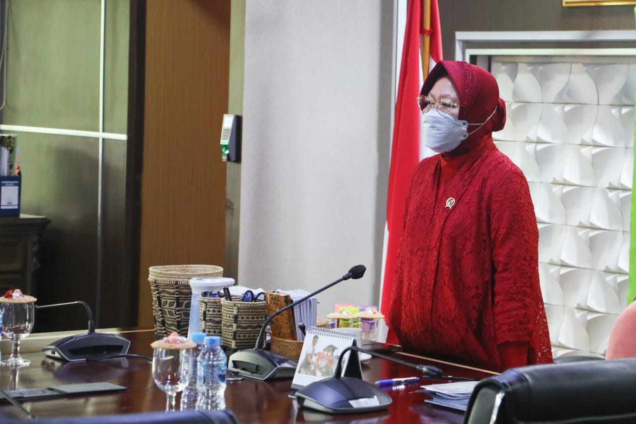 Dalam peringatan Harlah Pancasila tahun 2021 ini, Mensos Tri Rismaharini mengikuti upacara secara daring dari kantor Kemensos, Selasa (1/6).