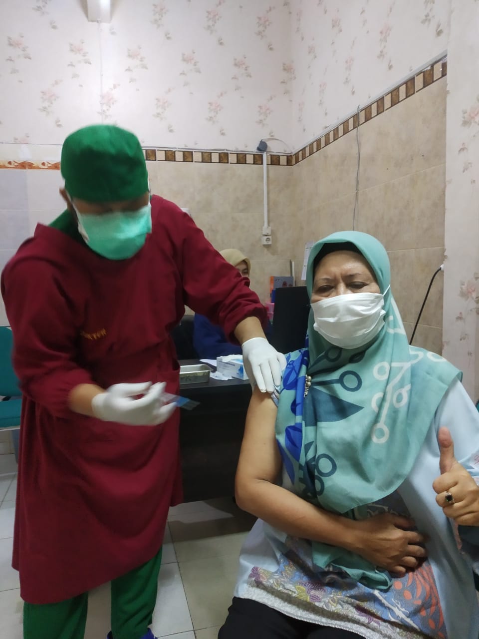 Seorang warga di Kota Palangka Raya, Kalimantan Tengah, tengah mendapat vaksinasi