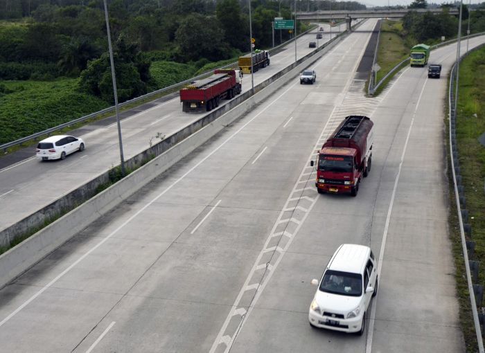  Sejumlah kendaraan melintas di jalan Tol Trans Sumatera, Desa Sababalau, Lampung Selatan, Lampung.