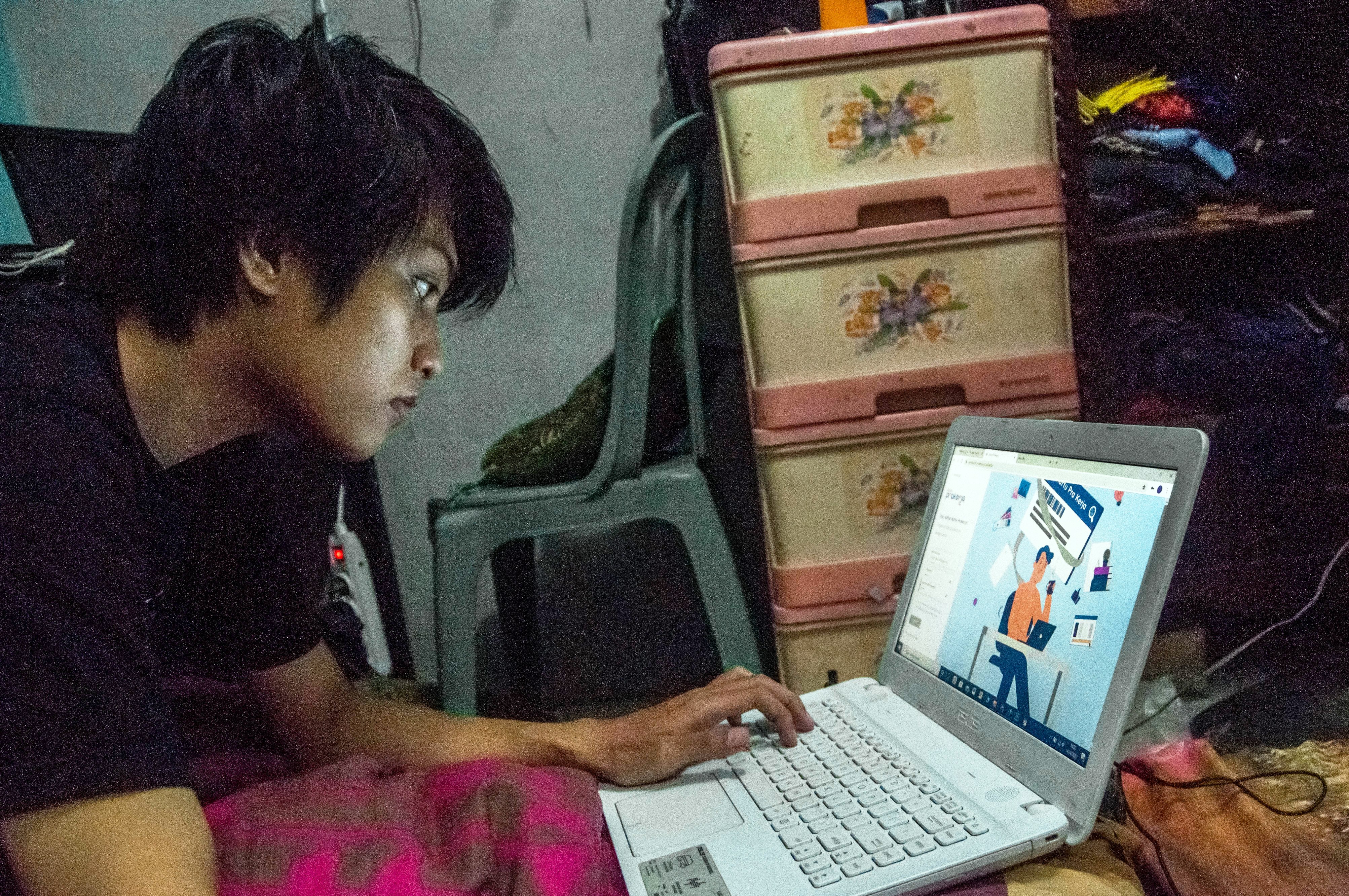 Warga mengisi formulir pendaftaran Kartu Pra Kerja secara daring di Kampung Pasir Babakan, Lebak, Banten.