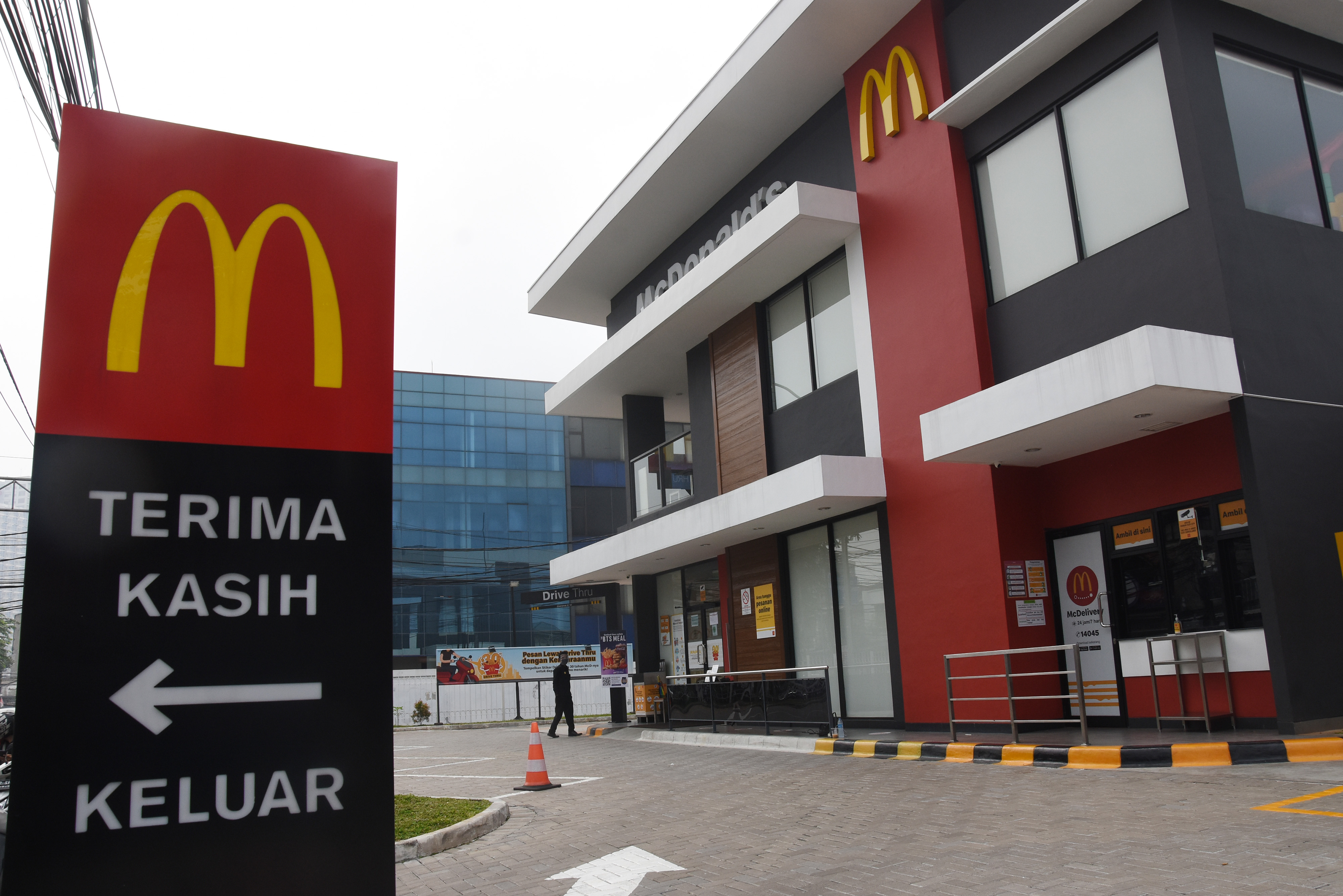 Salah satu gerai McD di Jakarta yang ditutup sementara akibat timbulkan kerumunan
