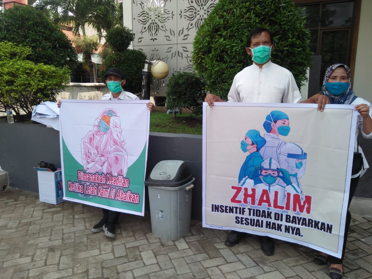 Sejumlah nakes membentangkan postermenyindir Pemkab Brebes lantaran belum memberikan insentif bagi nakes menangani Covid-19