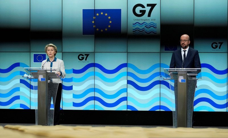 Presiden Komisi Eropa Ursula von der Leyen berbicara selama konferensi pers bersama dengan Presiden Dewan Eropa Charles. 