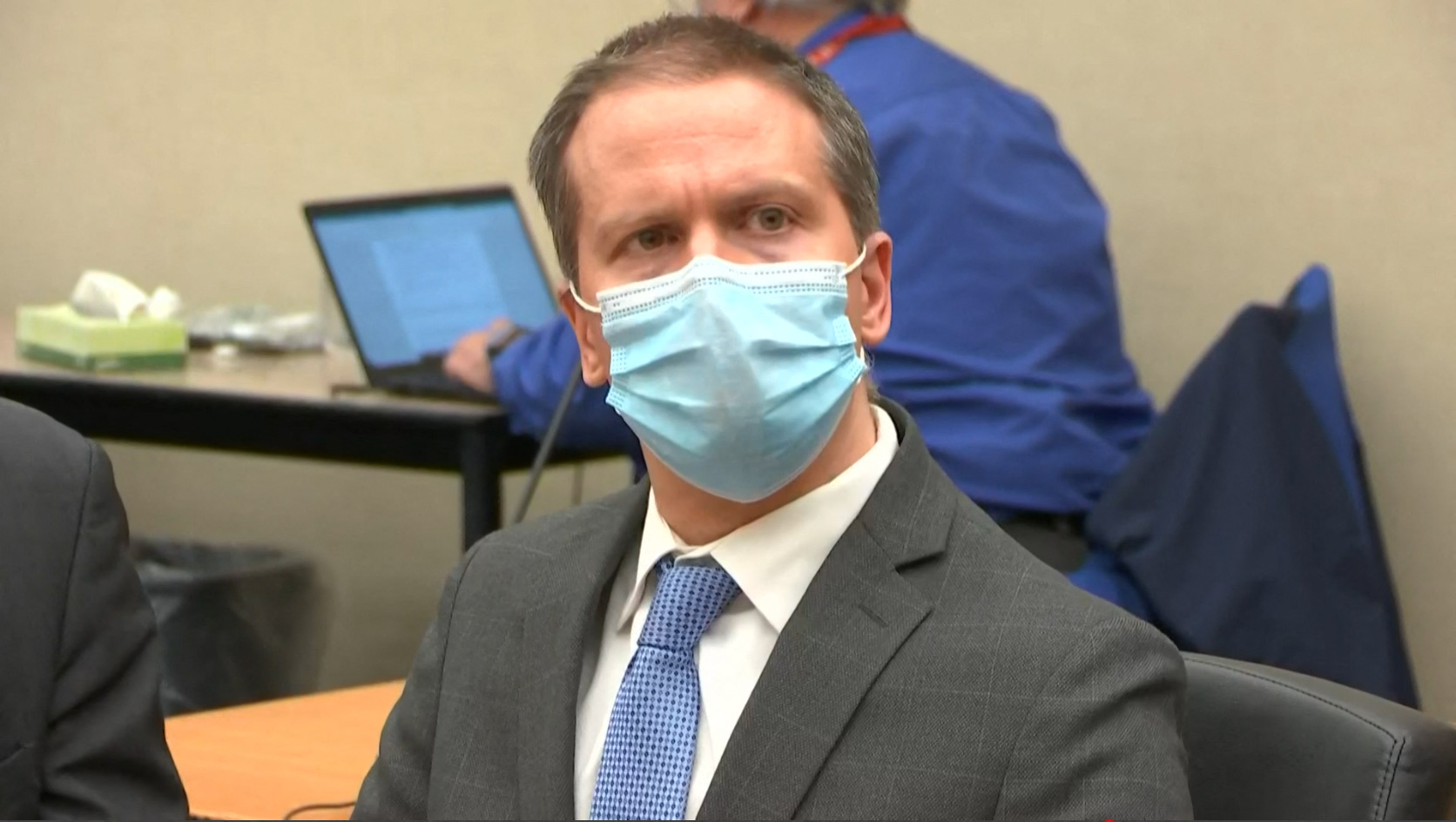 Terdakwa mantan polisi Minneapolis Derek Chauvin mendengarkan tuntutan jaksa atas tindakannya menewaskan George Floyd.