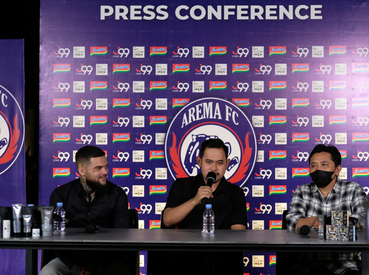 Bek Diego Michiels (kiri) resmi dari rekrutan baru Arema FC.