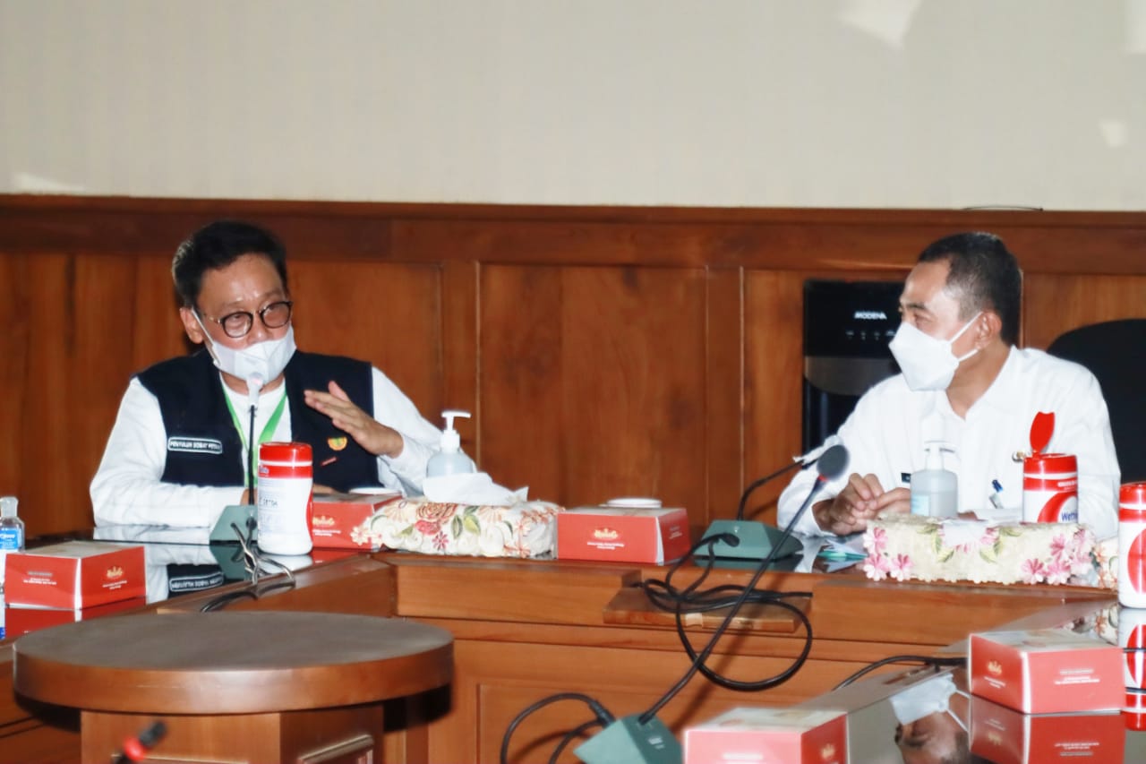 Kepala BPPSDMP, Kementan, Dedi Nursyamsi (kiri) bertemu dengan Bupati Pati, Haryanto, berdiskusi tentang SDM pertanian.