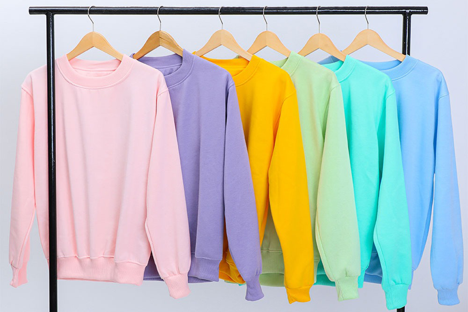 Hoodie terbilang mudah dipadupadankan dengan beragam gaya atau busana lain. 