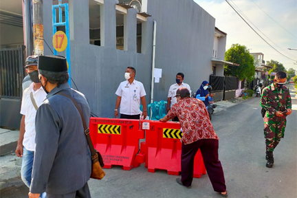 Akses jalan di wilayah RT 9/ RW 12 Kelurahan Panggung, Kecamatan Tegal Timur, Kota Tegal ditutup. 