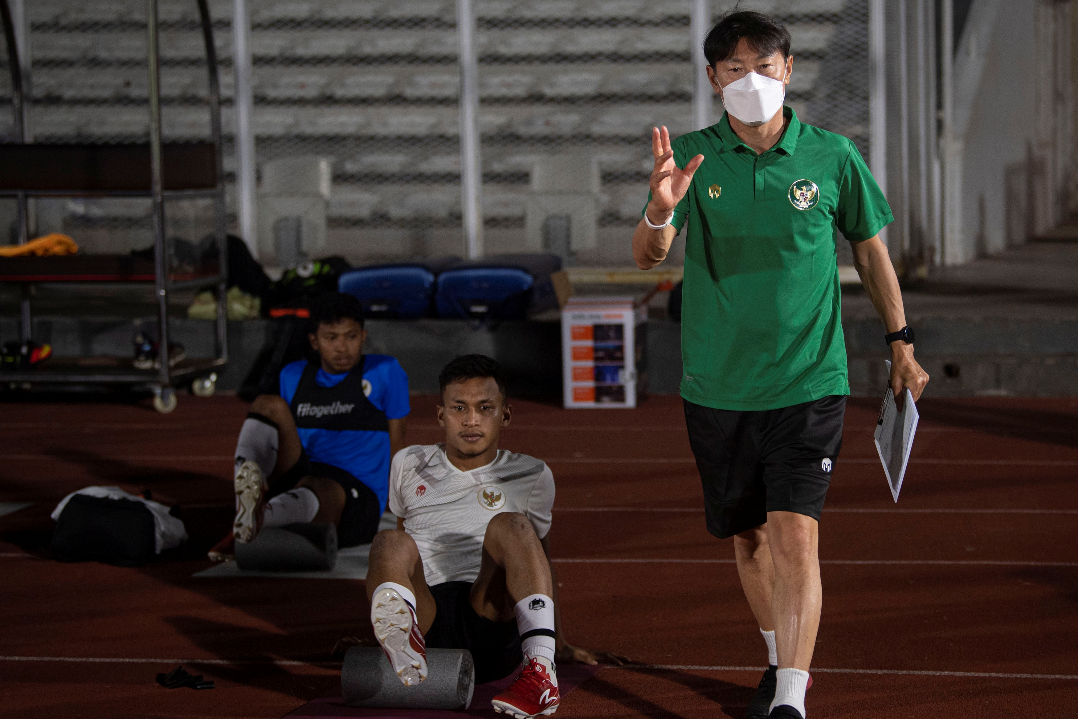 Pelatih Shin Tae-yong (kanan) memberikan pengarahan kepada para pesepak bola dalam latihan Timnas Senior Indonesia.
