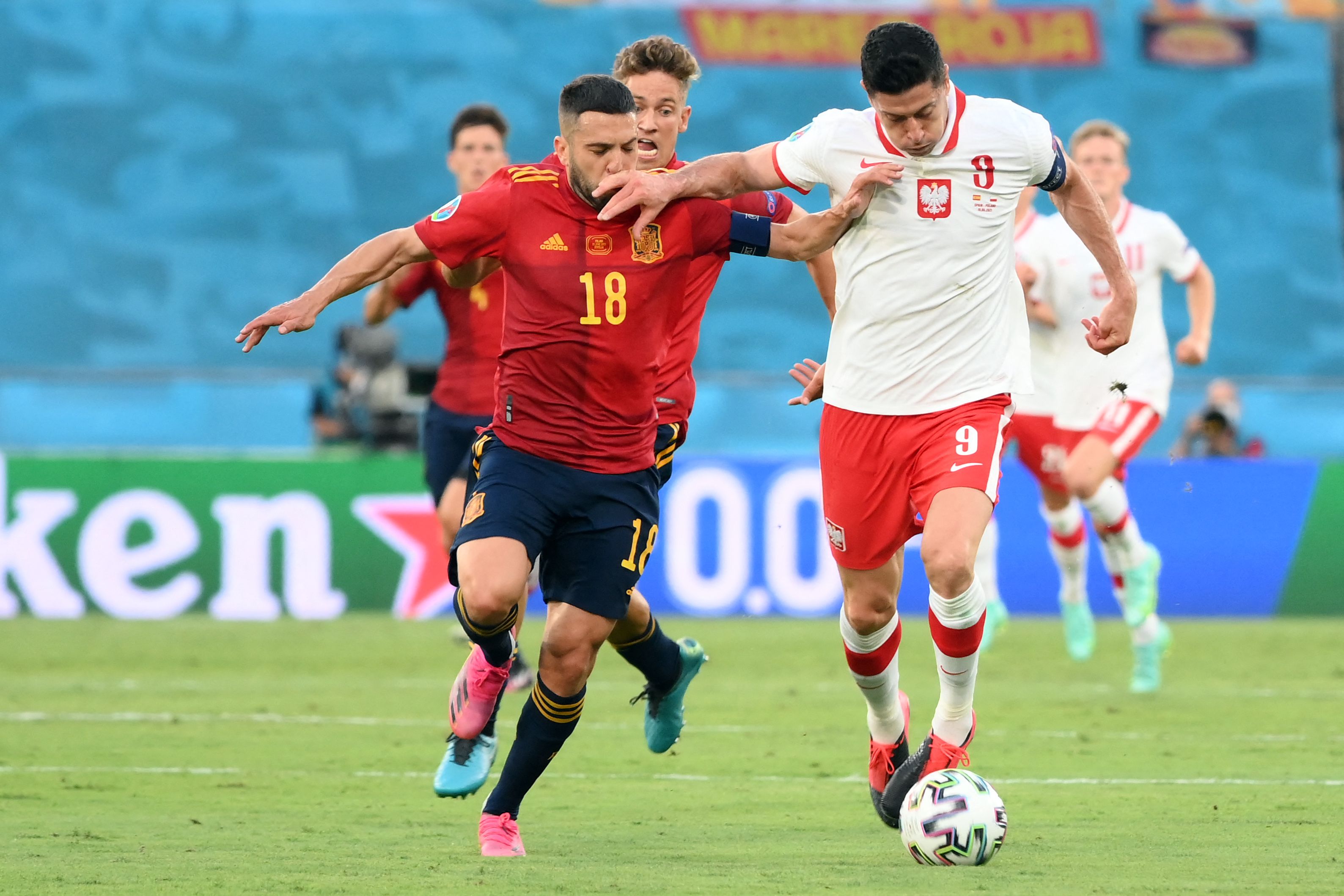 Bek Spanyol Jordi Alba (kiri) berduel dengan penyerang Polandia Robert Lewandowski di laga Piala Eropa.