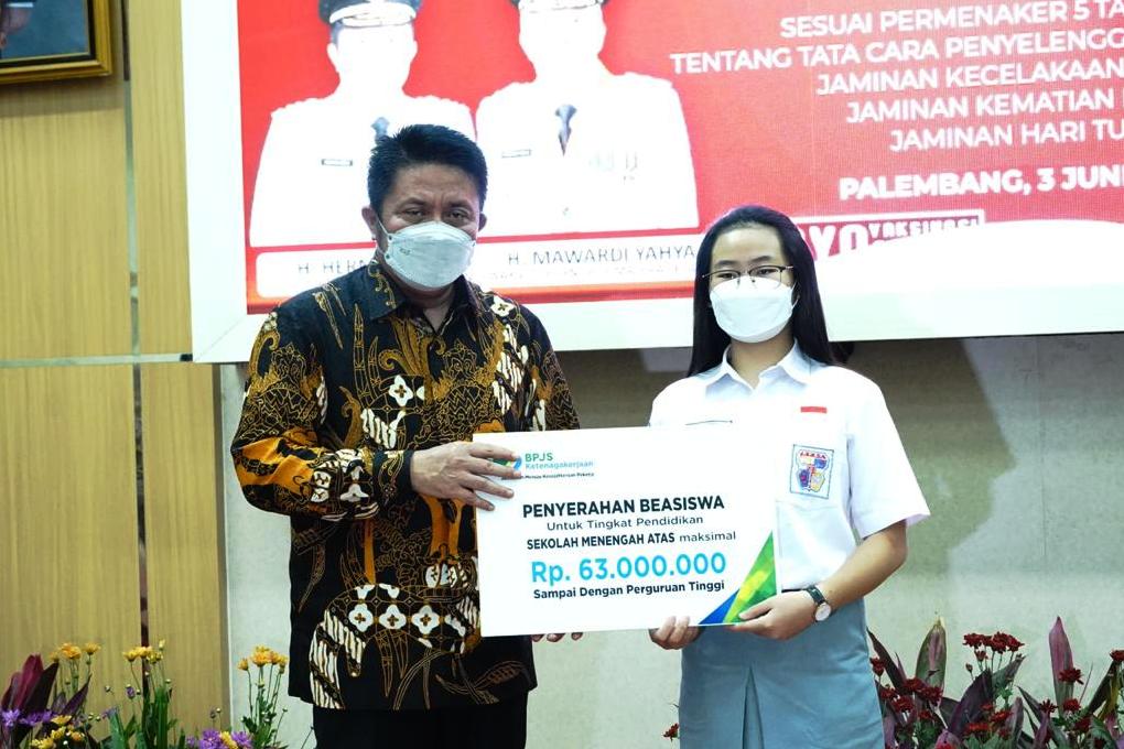 Gubernur Sumsel menyerahkan beasiswa.