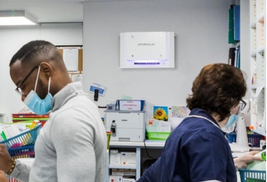 Ilustrasi pemasangan air purifier di ruangan