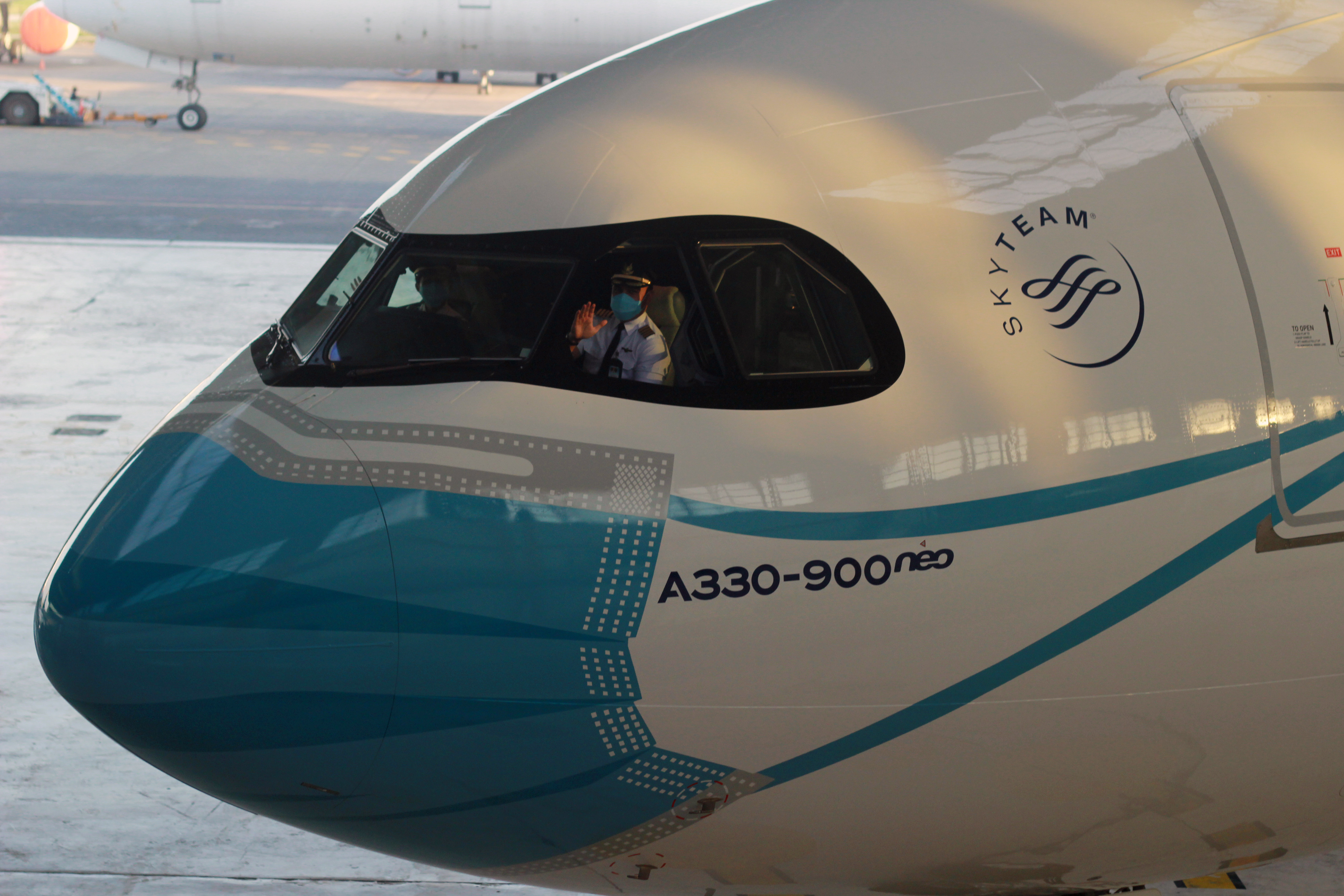 Pesawat Garuda Indonesia Airbus A330-900 neo bercorak khusus yang menampilkan visual masker.