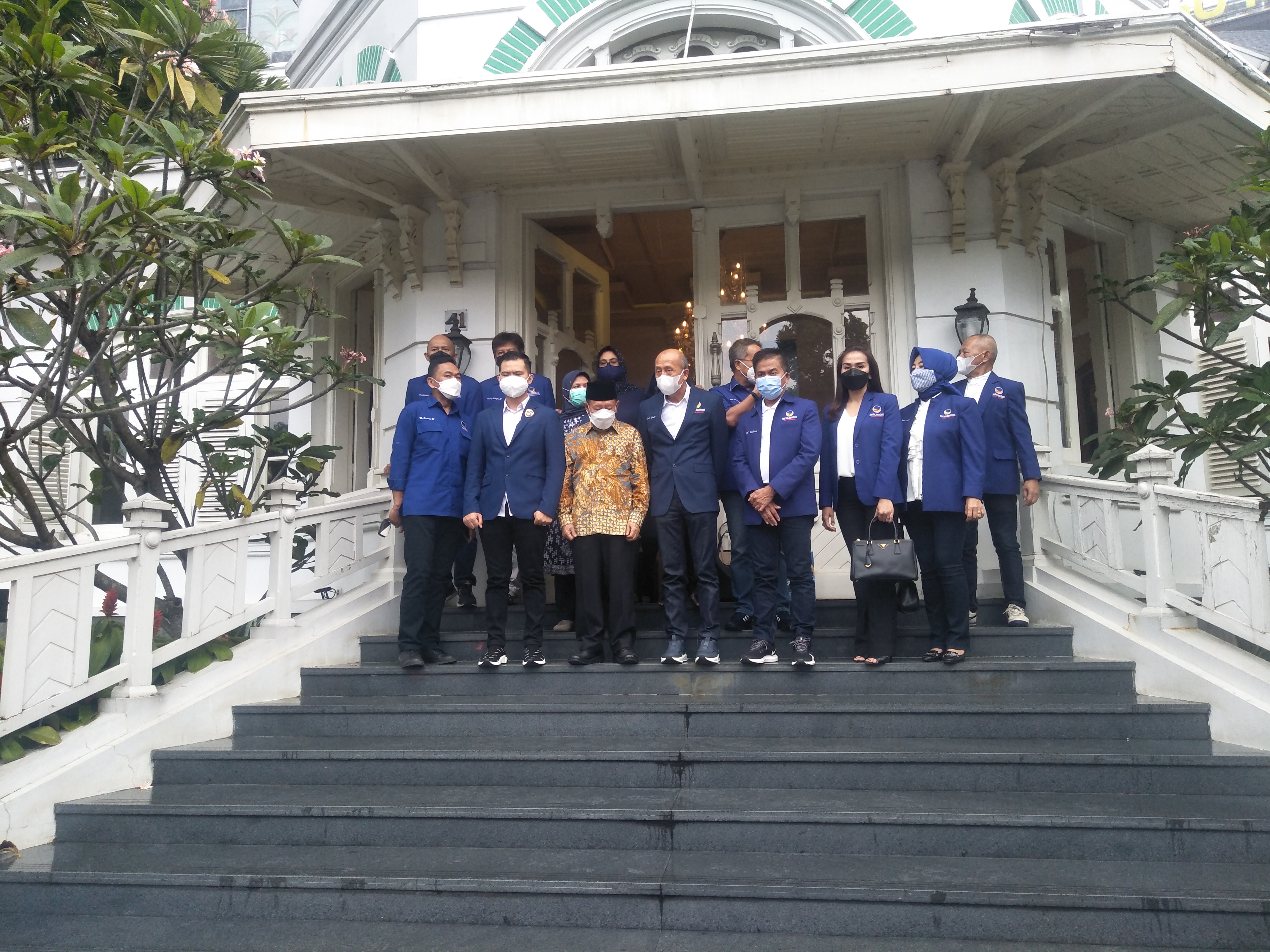 Pengurus NasDem Jawa Barat dan Paguyuban Pasundan berfoto bersama sesuai menggelar pertemuan di Bandung