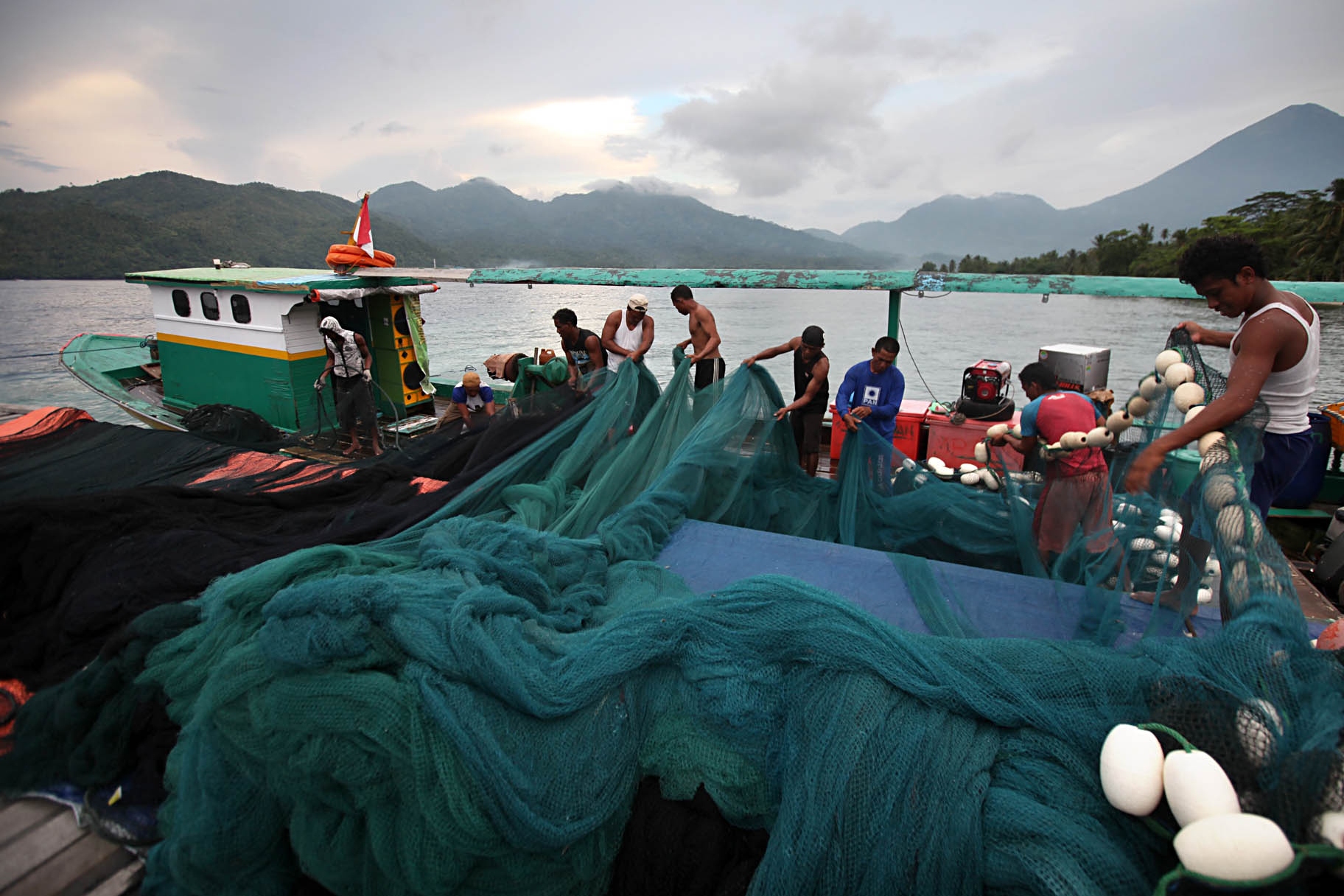 Ilustrasi nelayan bersiap menangkap ikan.