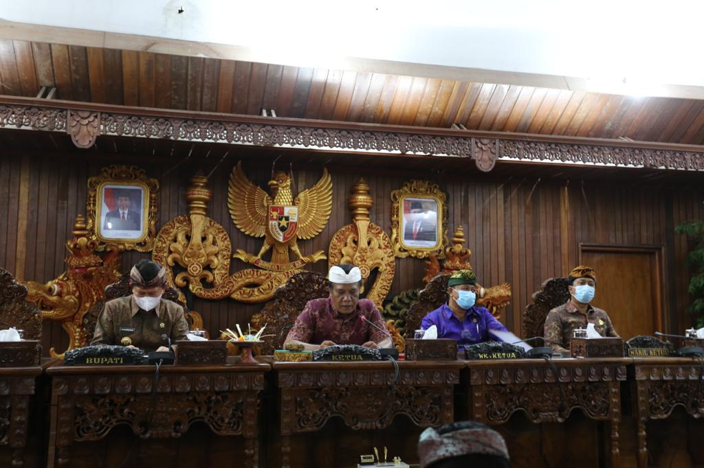 Ketua DPRD Klungkung,  Anak Agung Gde Anom saat memimpin Rapat paripurna istimewa penyampaian  rekomendasi DPRD.