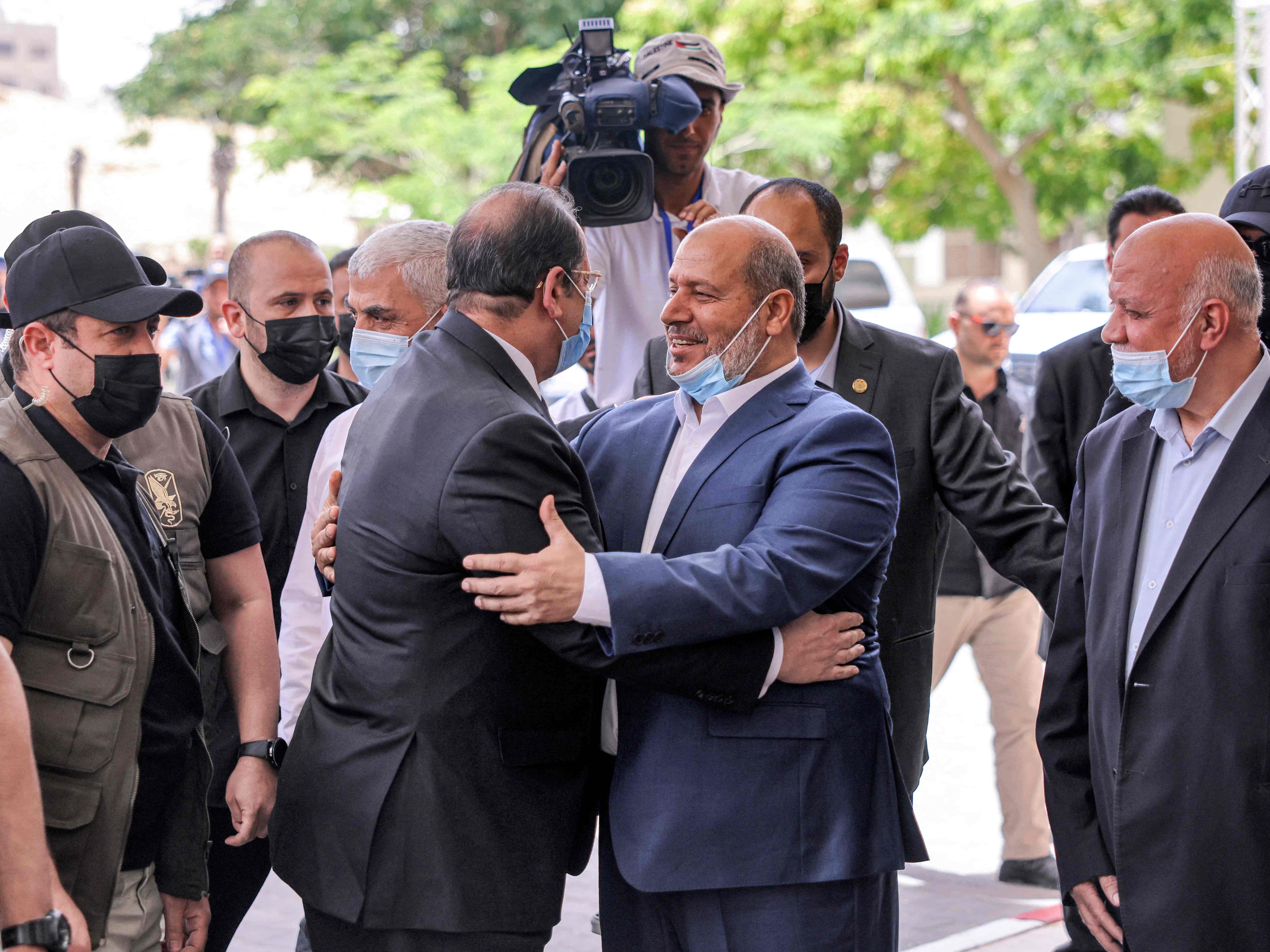 Pejabat Hamas Khalil al-Haya (kanan) merangkul kepala intelijen Mesir Jenderal Abbas Kamel (kiri) di Gaza, Senin (31/5)..