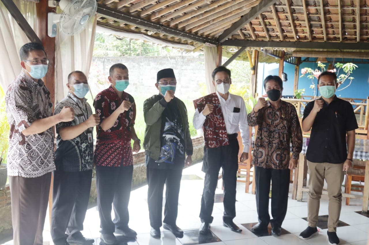 Kepala BPPSDMP Kementan, Dedi Nursyamsi (ketiga dari kanan) dan Bupati Kulon Progo Sutedjo (tengah) berfoto bersama. 