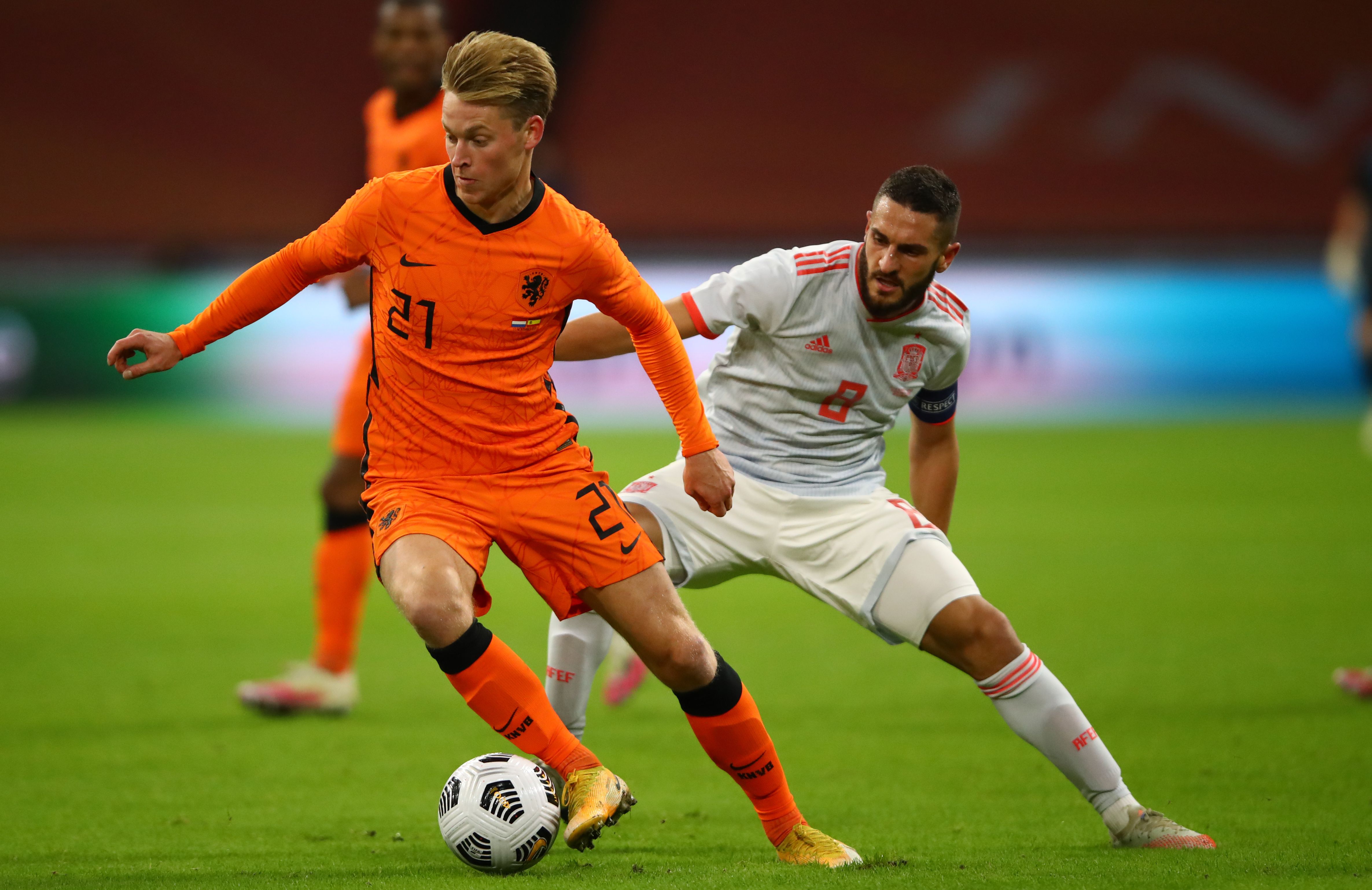 Gelandang Belanda Frenkie De Jong (kiri)