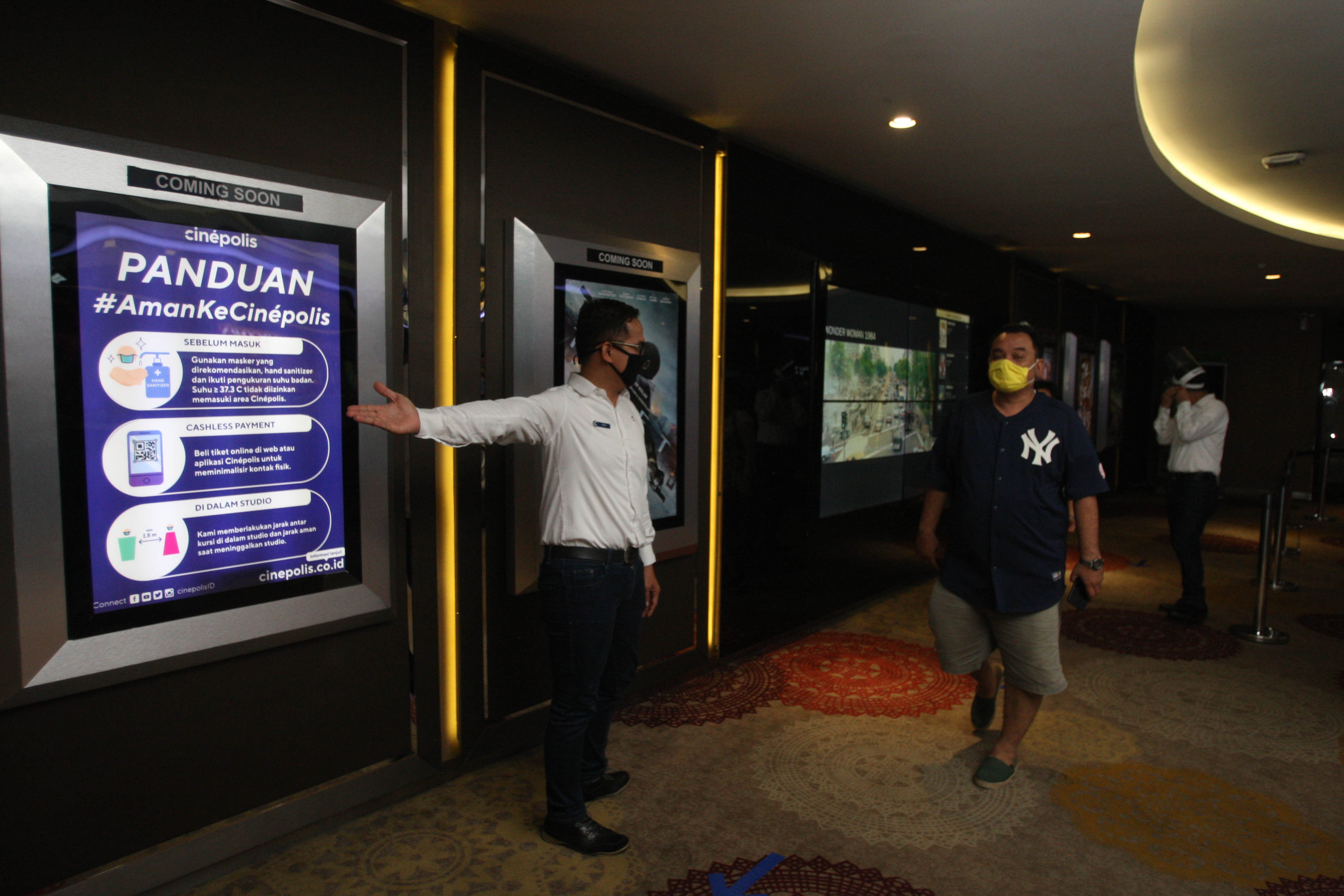 Pengunjung menyaksikan film yang di putar di Plaza Semanggi, Jakarta 