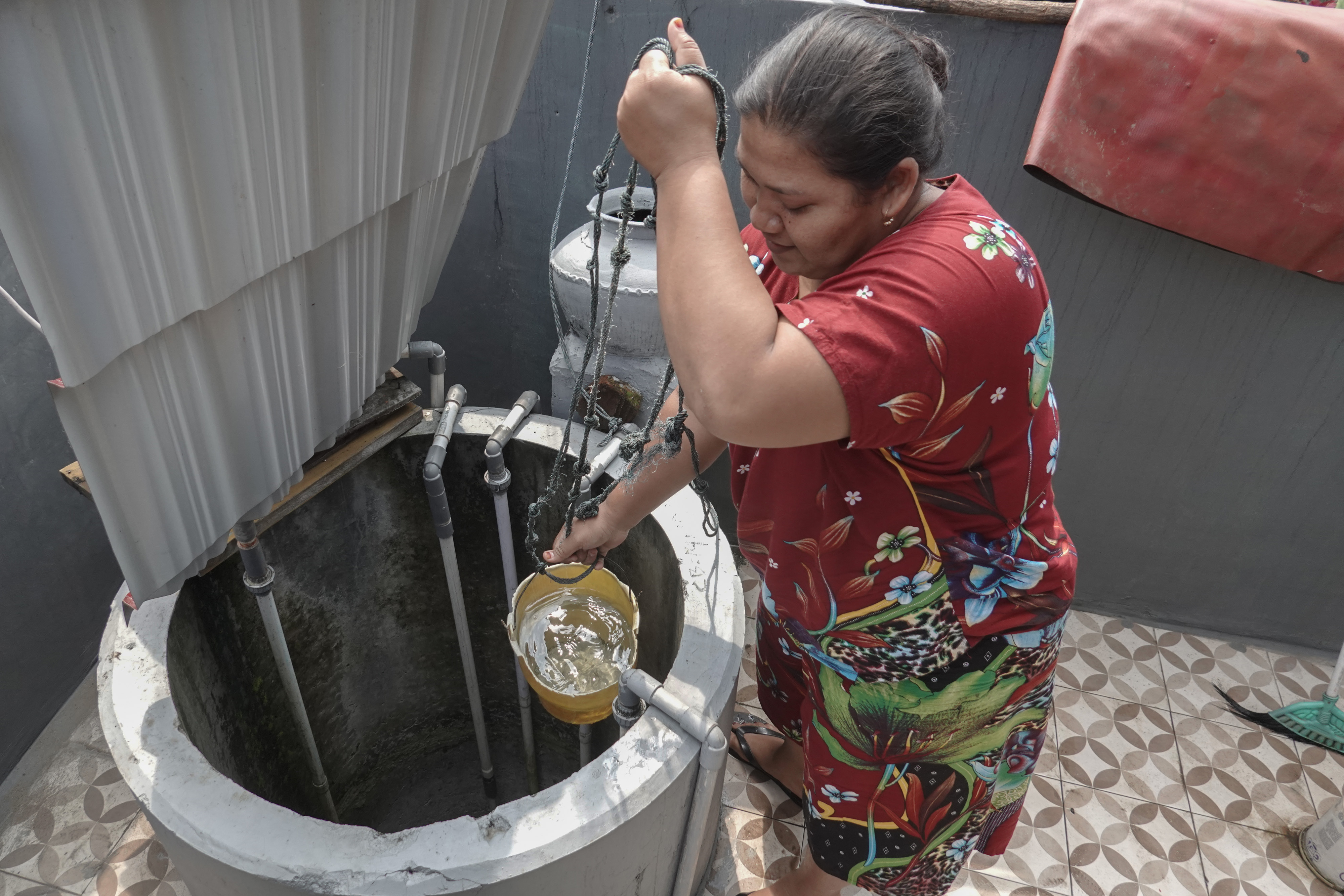 Ilustrasi: Mengecek kualitas air di sumur pasca-kebakaran kilang minyak cilacap