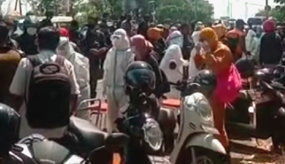 Tenaga kesehatan melakukan penyekatan untuk tes usap pengendara di Jembatan Suramadu