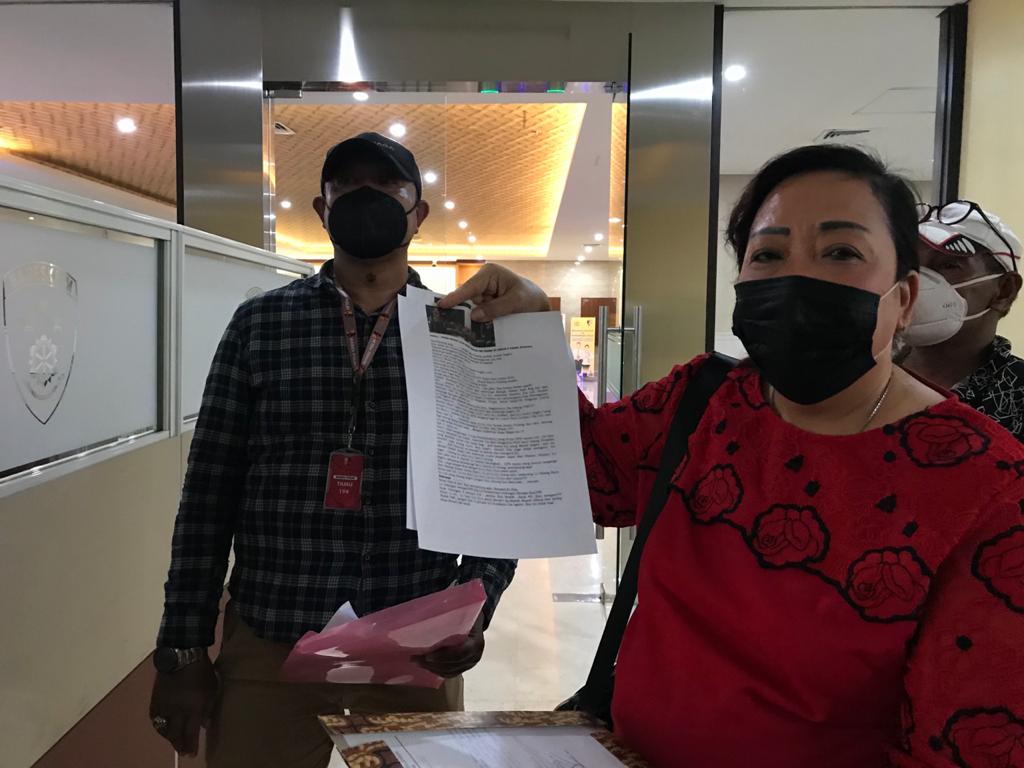 Ketua DPRD Kabupaten Alor, Provinsi Nusa Tenggara Timur (NTT), Enny Anggrek di Bareskrim Mabes Polri, Kamis (17/6)