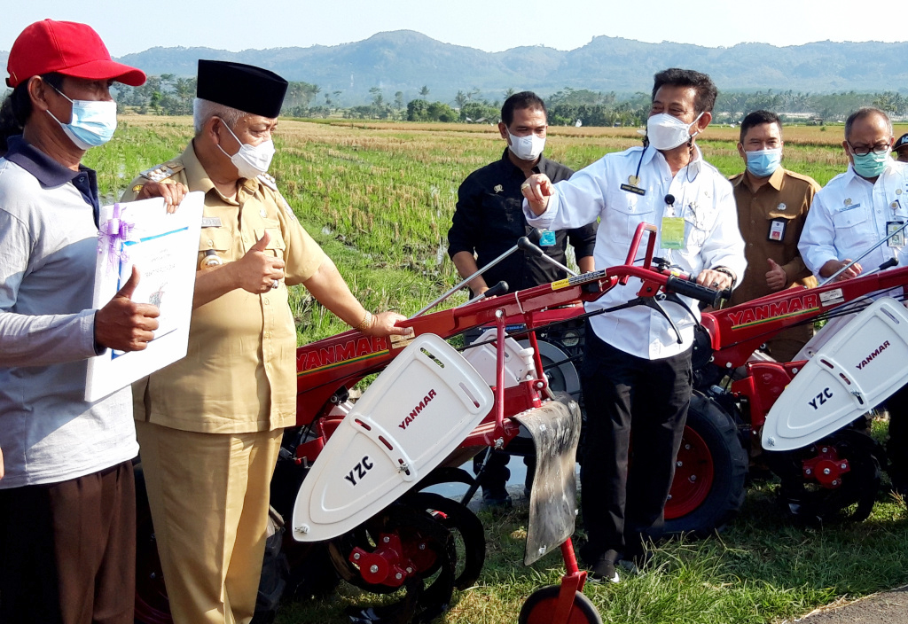 Mentan Syahrul Yasin Limpo menyalurkan bantuan alsintan dari Presiden Jokowi di di Desa Kanigoro, Kecamatan Pagelaran, Malang, Jatim.