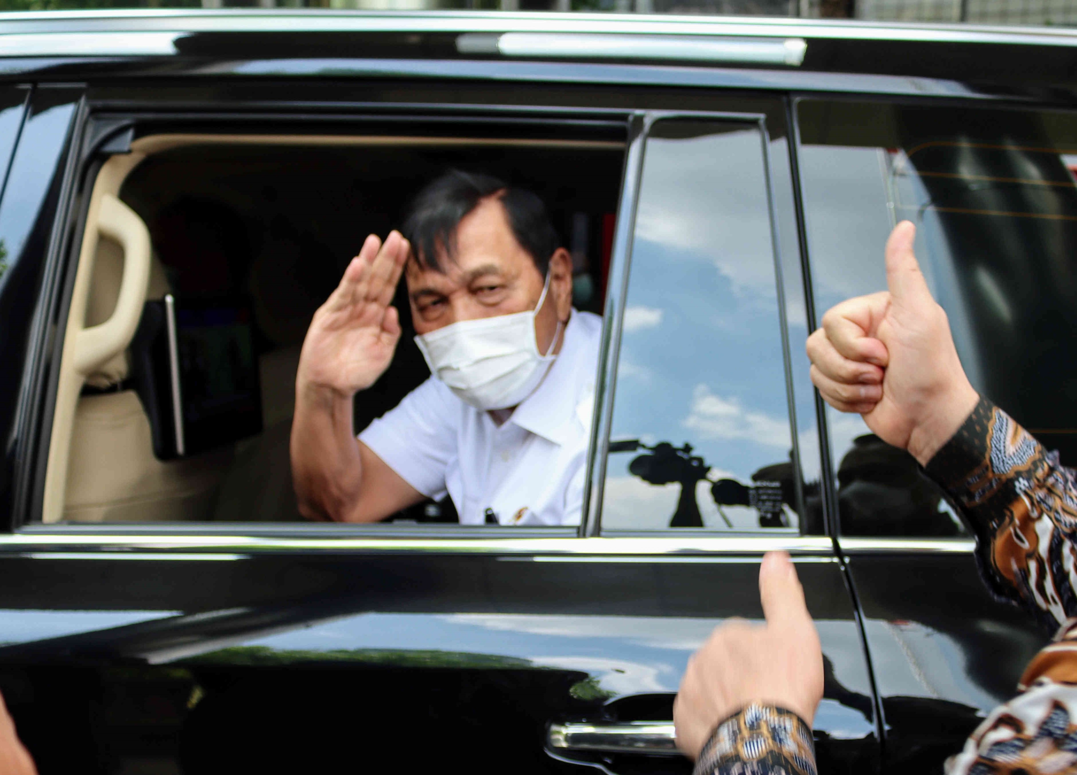 Menko Marves Luhut Binsar Panjaitan seusai mendatangi gedung KPK.