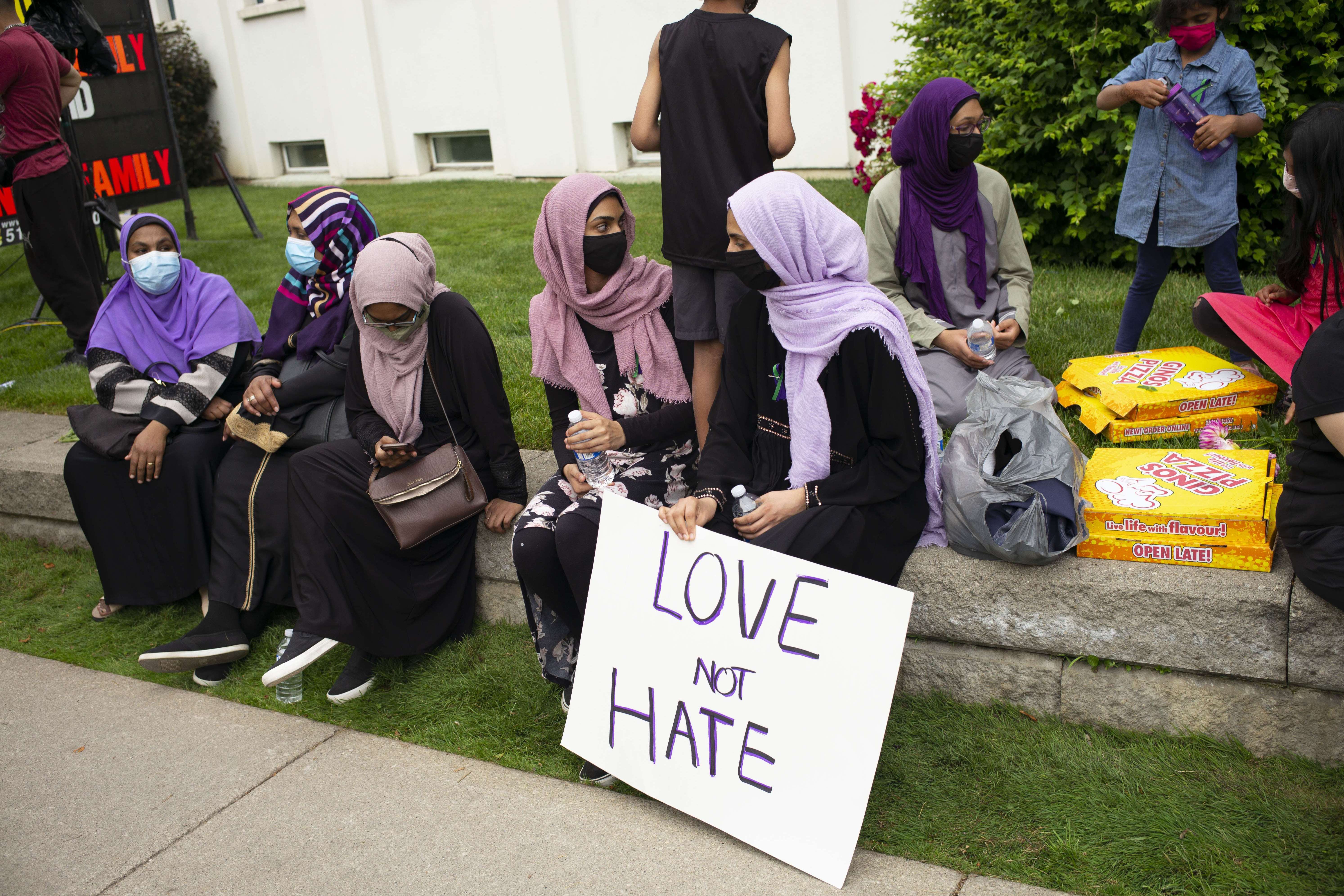 Komunitas Muslim berkumpul untuk berjaga-jaga di Masjid Muslim London pada Selasa (8/6) di London, Kanada. 