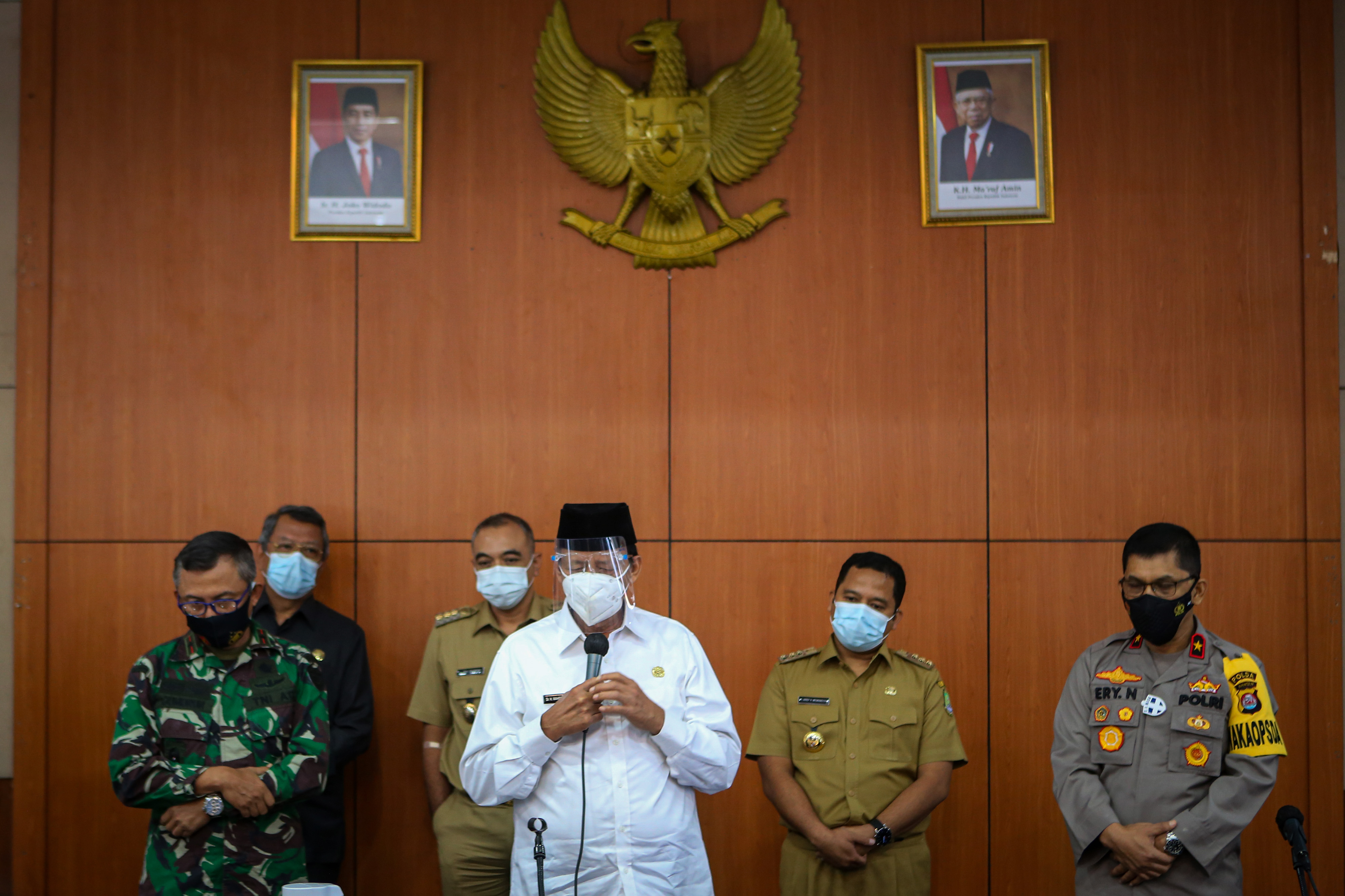 Gubernur Banten Wahidin Halim (tengah) 