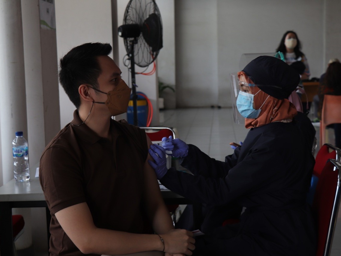 Vaksinasi gratis untuk umum di Green Pramuka City.