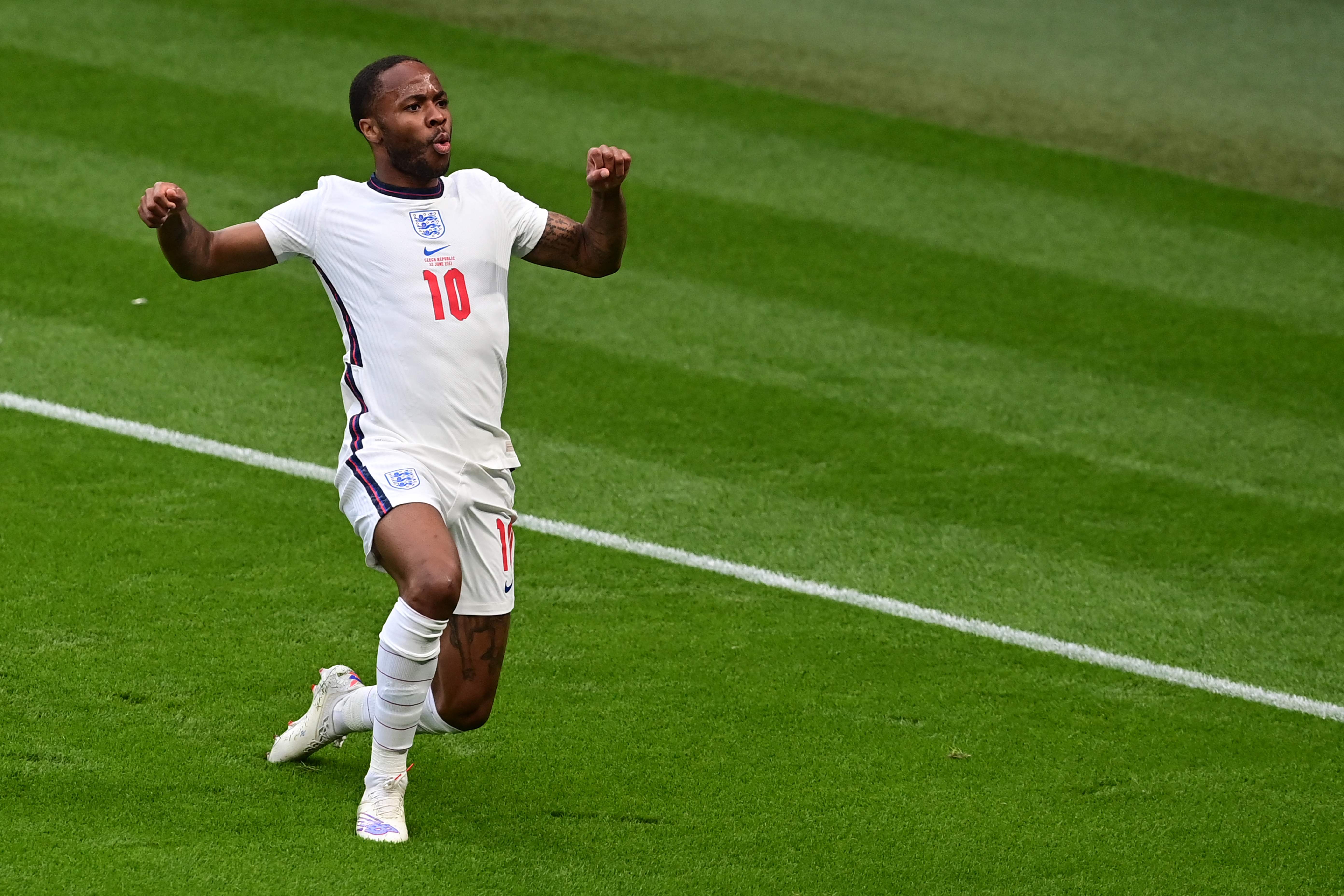 Penyerang Inggris Raheem Sterling merayakan gol ke gawang Republik Ceko