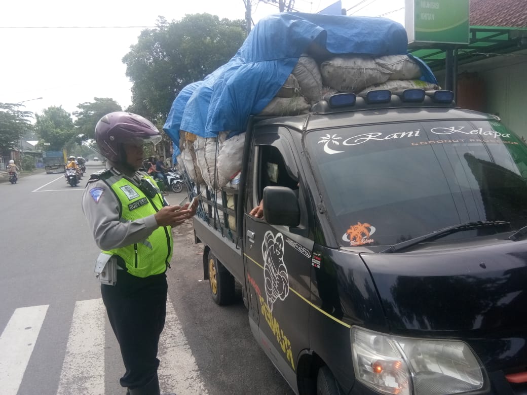 Personel Kepolisian Resor Malang, Jawa Timur, menindak truk yang overdimensi dan overload (ODOL).