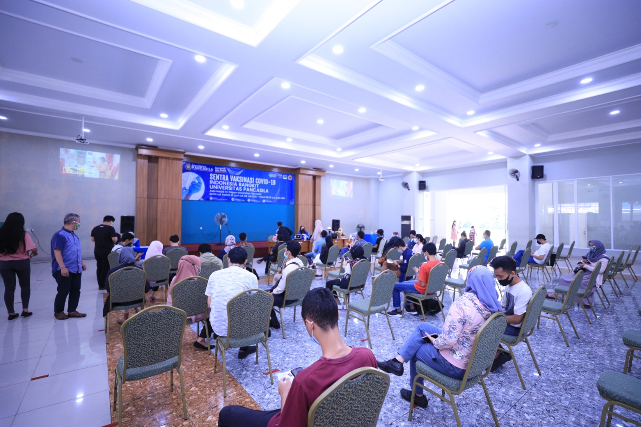Kegiatan vaksinasi covid-19 di Universitas Pancasila, Jakarta. 
